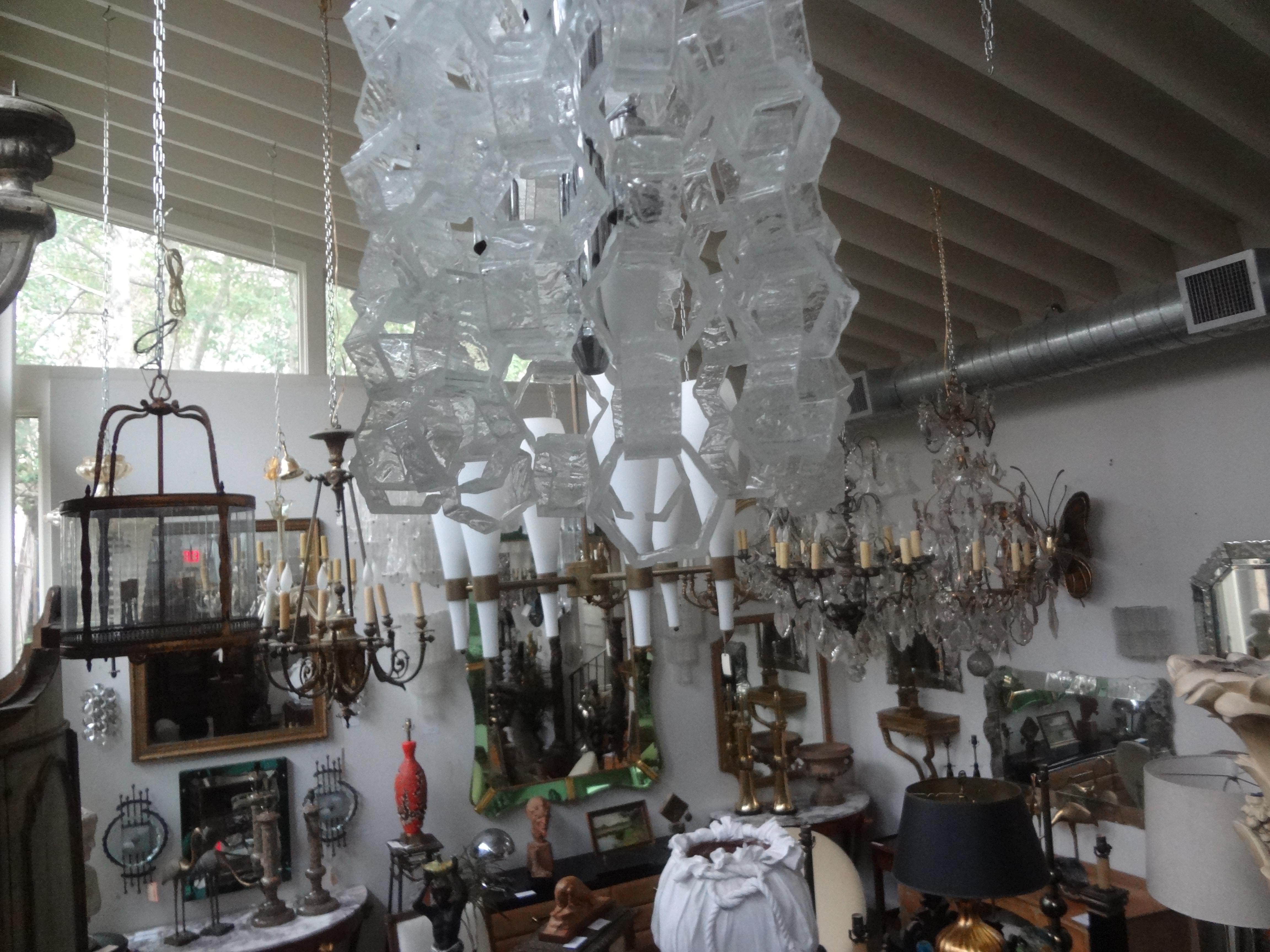 Ein Paar Murano-Glas-Kronleuchter aus der Mitte des Jahrhunderts mit Kettengliedern im Angebot 4