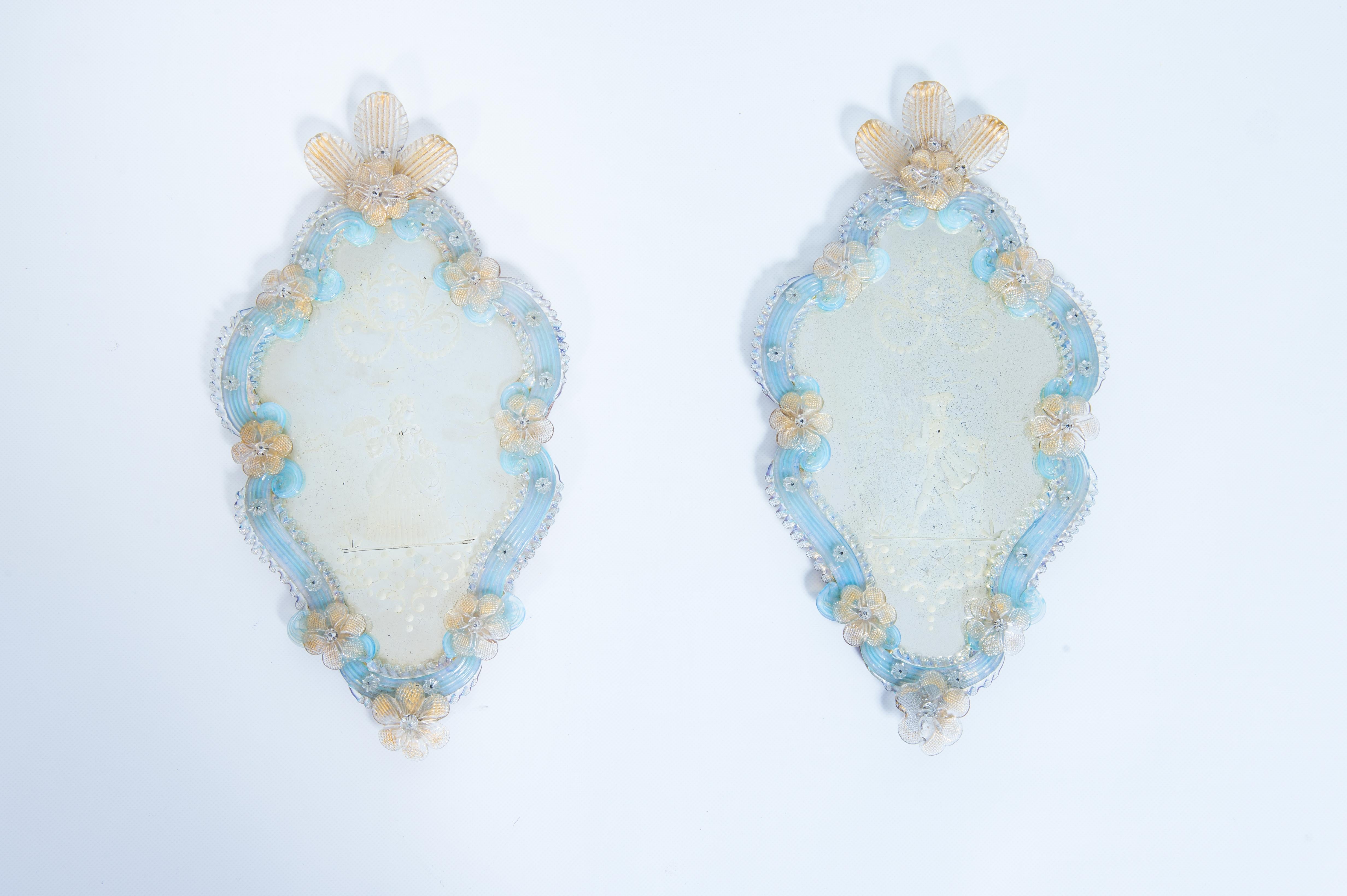 Pair of Murano glass mirrors with gold finishes Venice 1900s.
This small pair of Murano glass mirrors is a classic piece of furniture entirely handmade in the Venetian island of Murano, Italy, in the 1900s.
The mirrors are engraved with a lady and