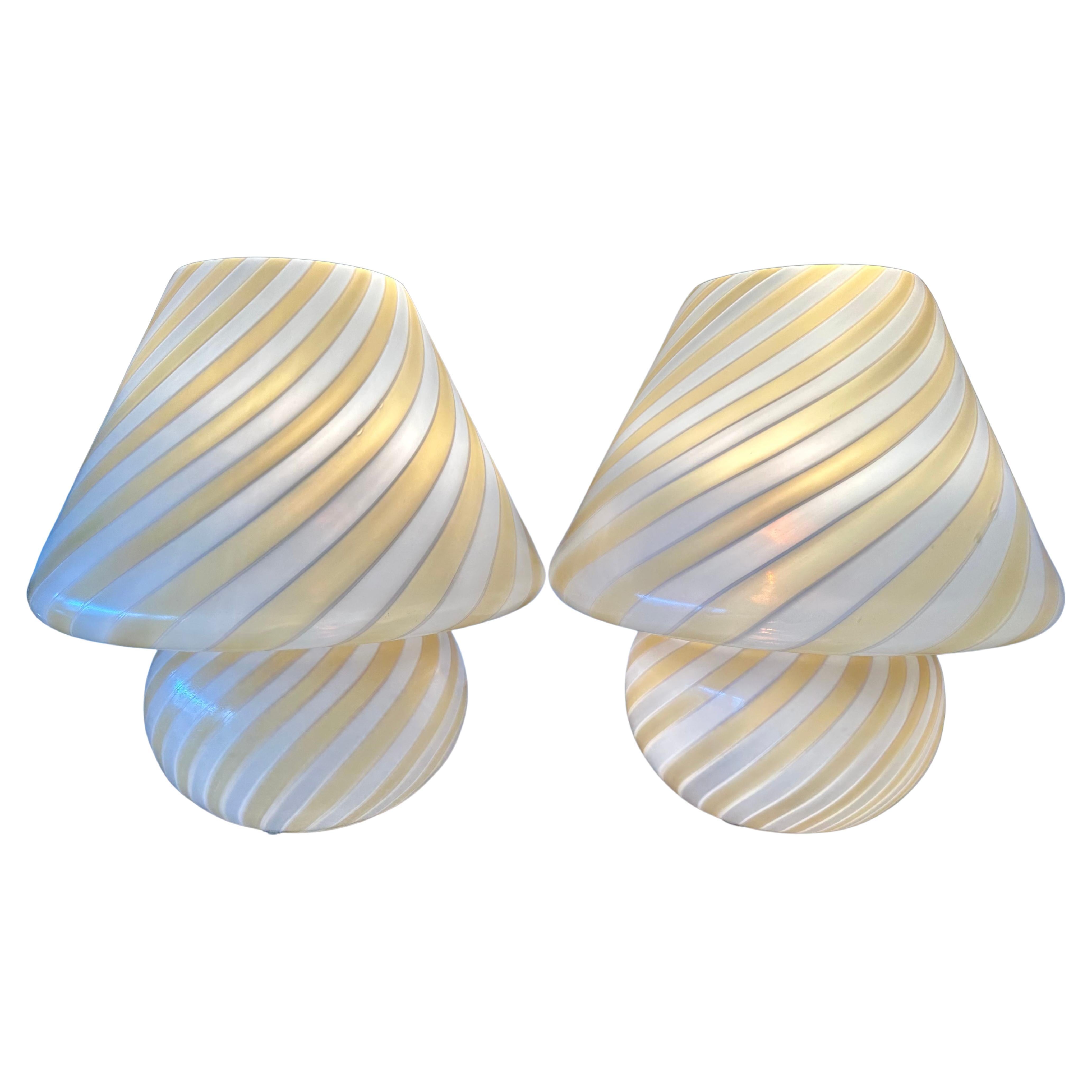 Paire de lampes de bureau champignons en verre de Murano, Italie  Circa 1970