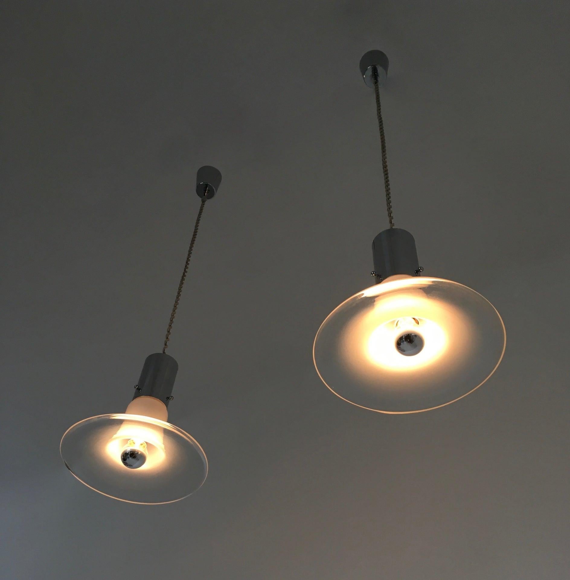Made in Italy, anni '60.
Questi pendenti sono realizzati in metallo cromato e vetro di Murano.
Si tratta di un set d'epoca, quindi potrebbe presentare lievi tracce d'uso, ma può essere considerato in perfette condizioni originali e pronto a donare