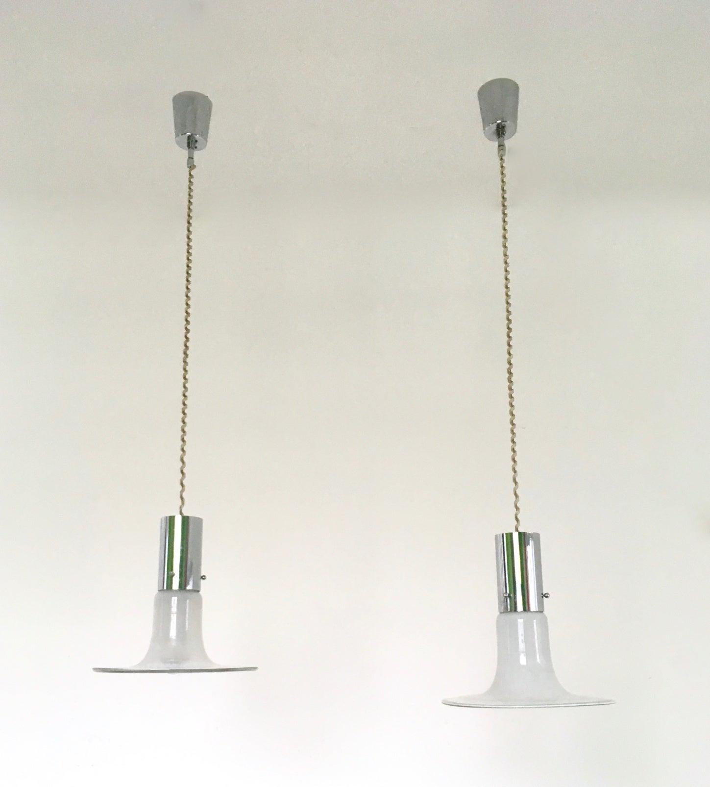Mid-Century moderno Coppia di pendenti in vetro di Murano attribuiti ad Alessandro Pianon per Vistosi in vendita