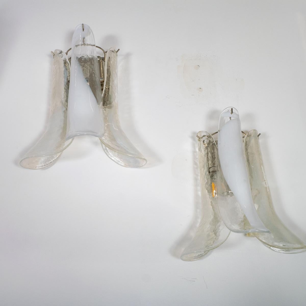 Mid-Century Modern Paire d'appliques à pétales en verre de Murano par Mazzega en vente
