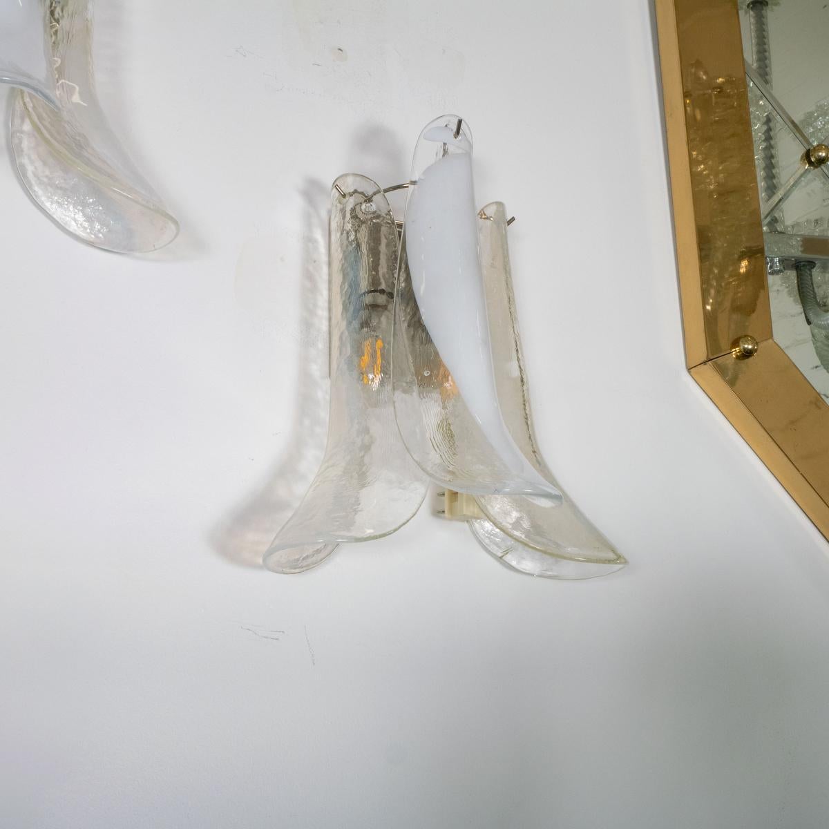 italien Paire d'appliques à pétales en verre de Murano par Mazzega en vente