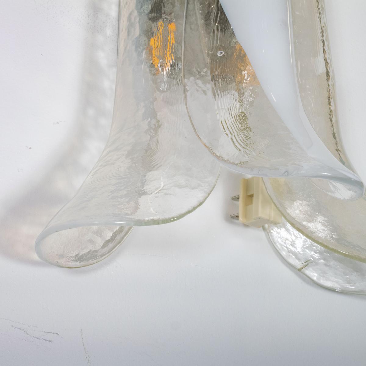 Paire d'appliques à pétales en verre de Murano par Mazzega en vente 2