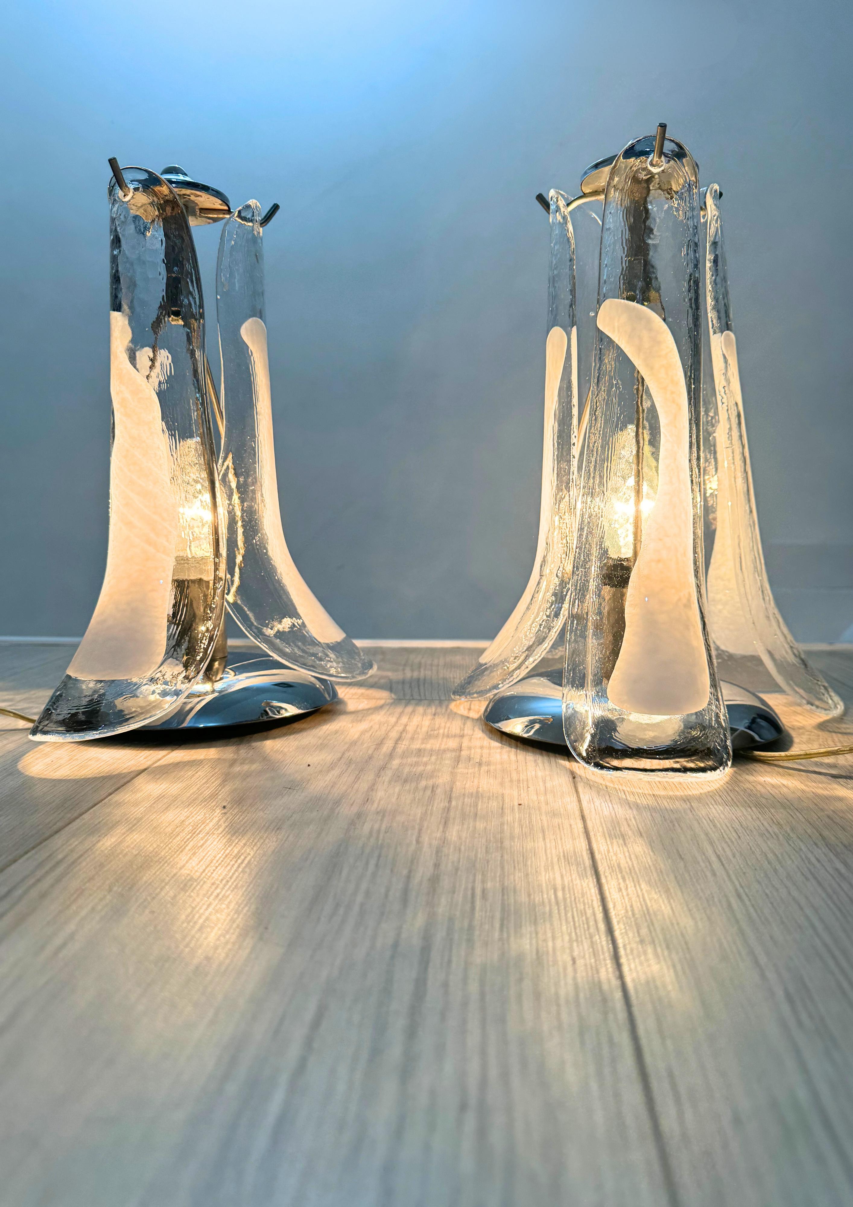 Paire de lampes de bureau à pétales en verre de Murano, ensemble de 2 lampes à fleurs en verre vénitien en vente 2