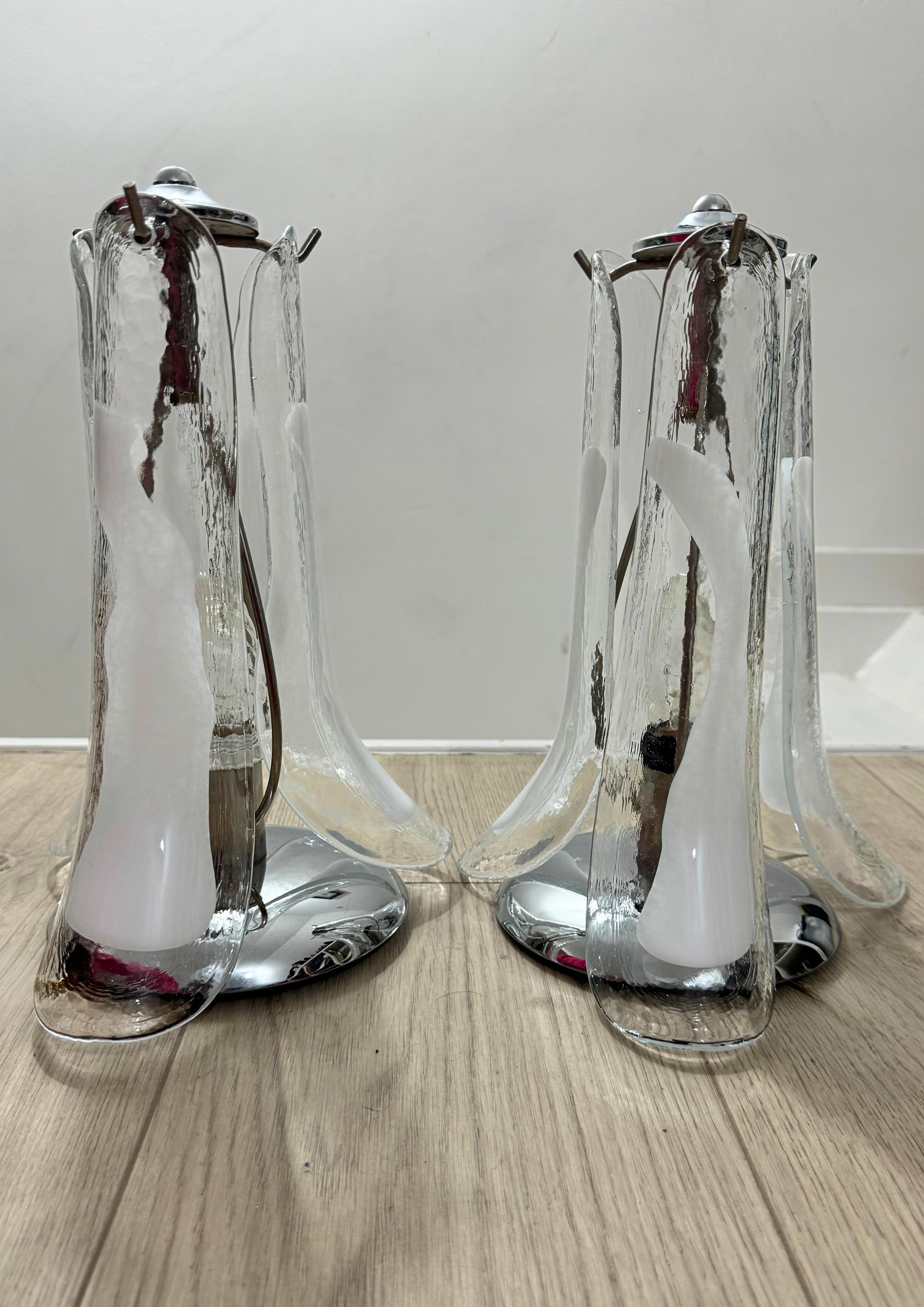 Paire de lampes de bureau à pétales en verre de Murano, ensemble de 2 lampes à fleurs en verre vénitien en vente 3
