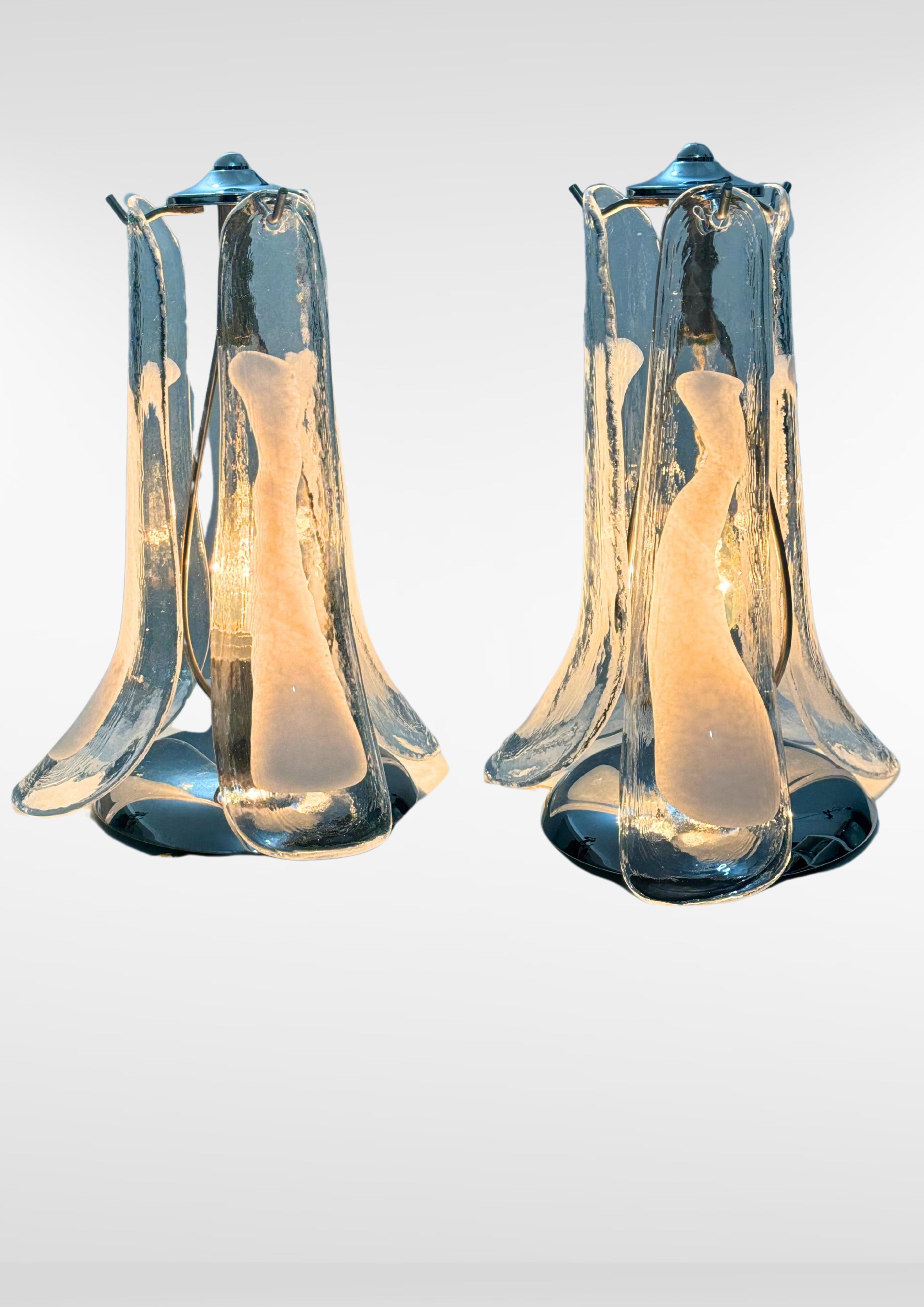 Mid-Century Modern Paire de lampes de bureau à pétales en verre de Murano, ensemble de 2 lampes à fleurs en verre vénitien en vente
