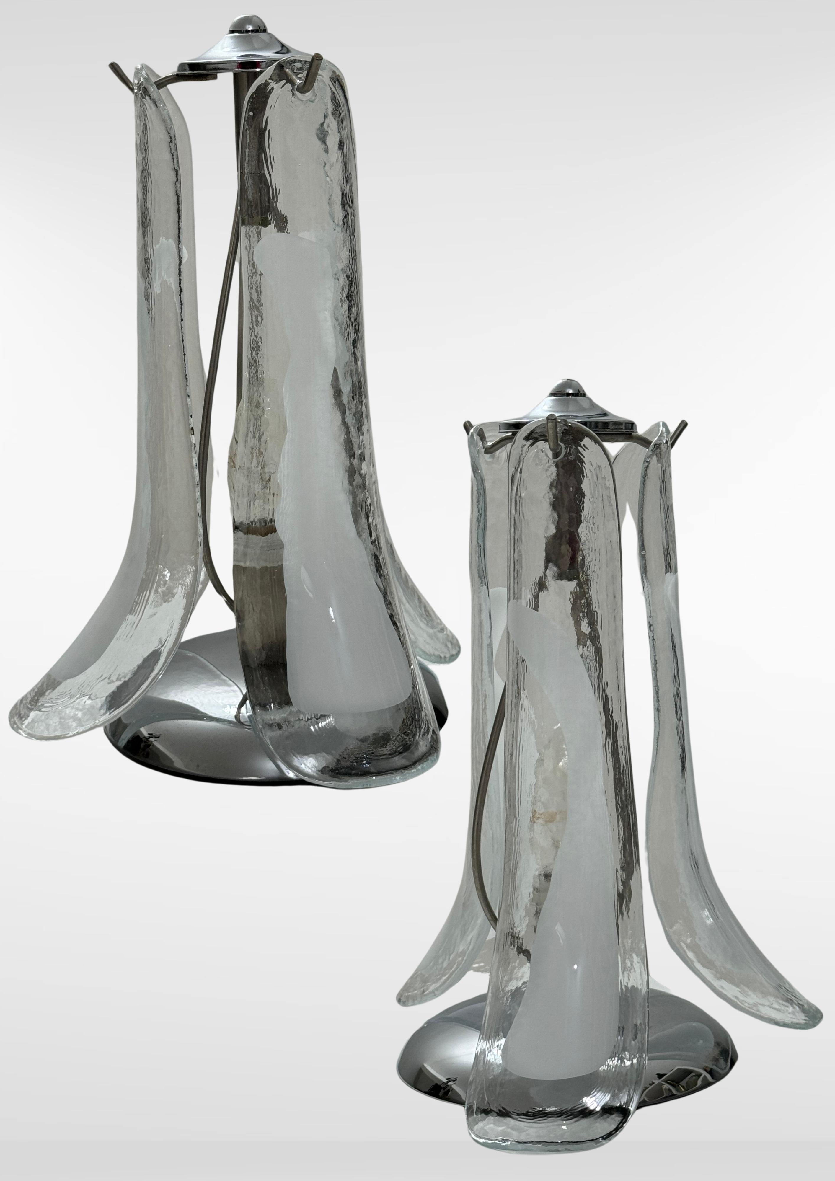 italien Paire de lampes de bureau à pétales en verre de Murano, ensemble de 2 lampes à fleurs en verre vénitien en vente