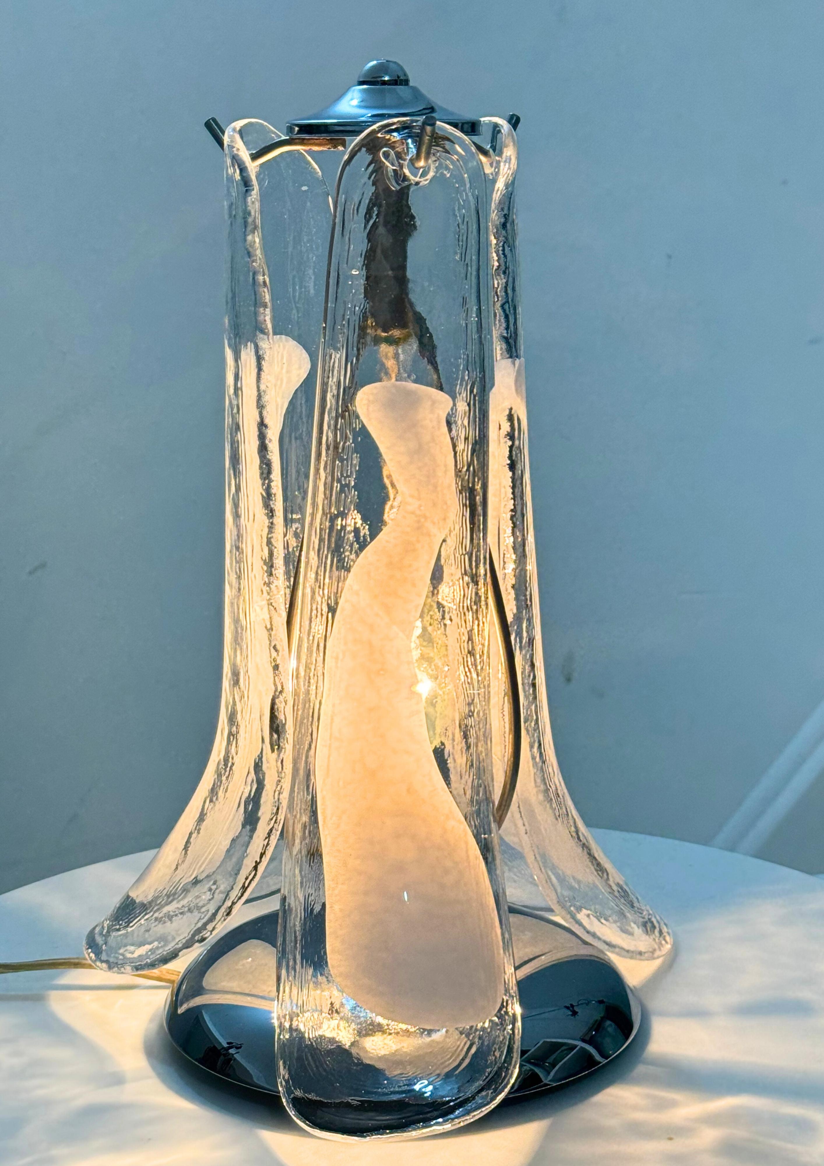 Autre Paire de lampes de bureau à pétales en verre de Murano, ensemble de 2 lampes à fleurs en verre vénitien en vente