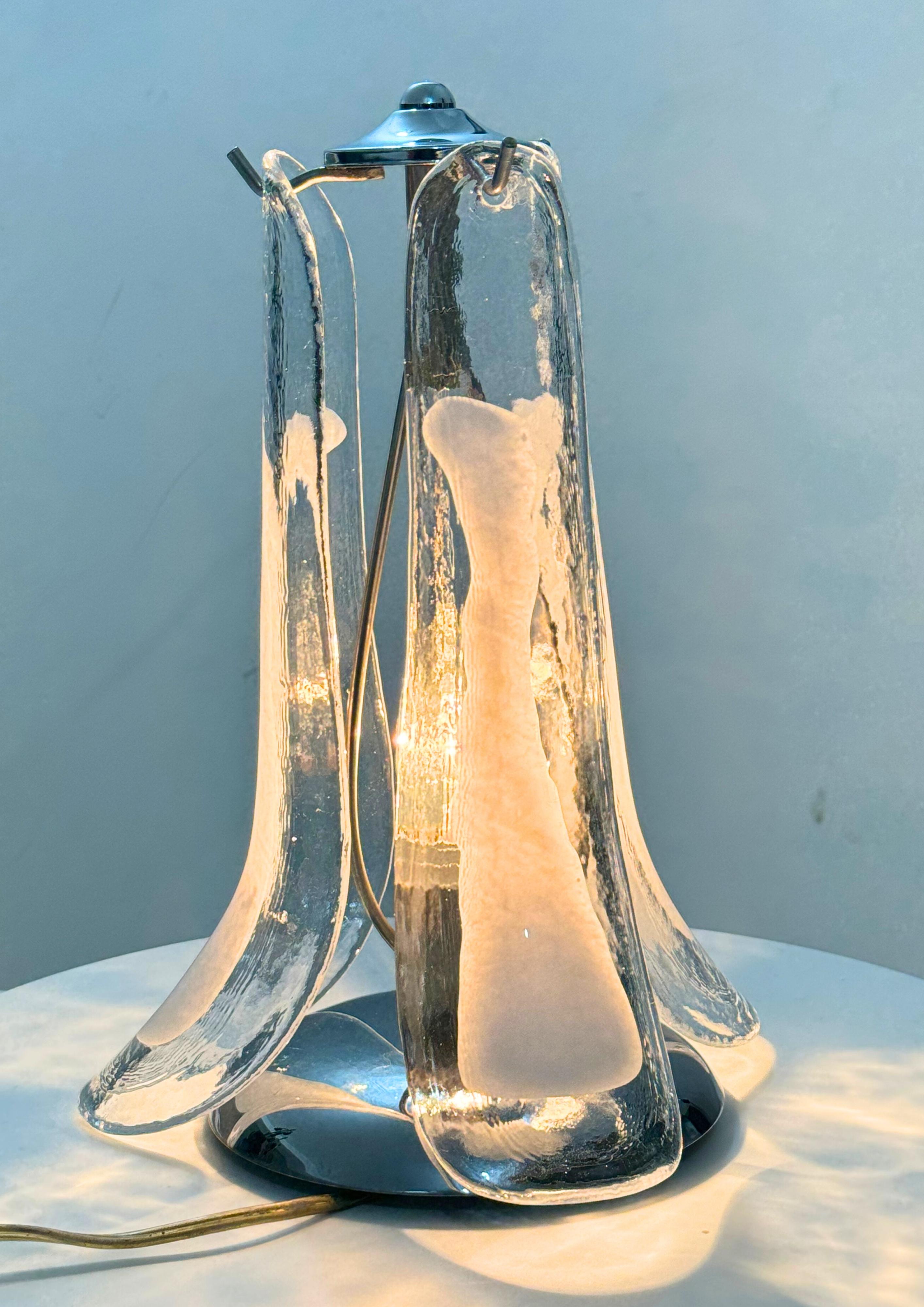 Paire de lampes de bureau à pétales en verre de Murano, ensemble de 2 lampes à fleurs en verre vénitien Bon état - En vente à Torquay, GB