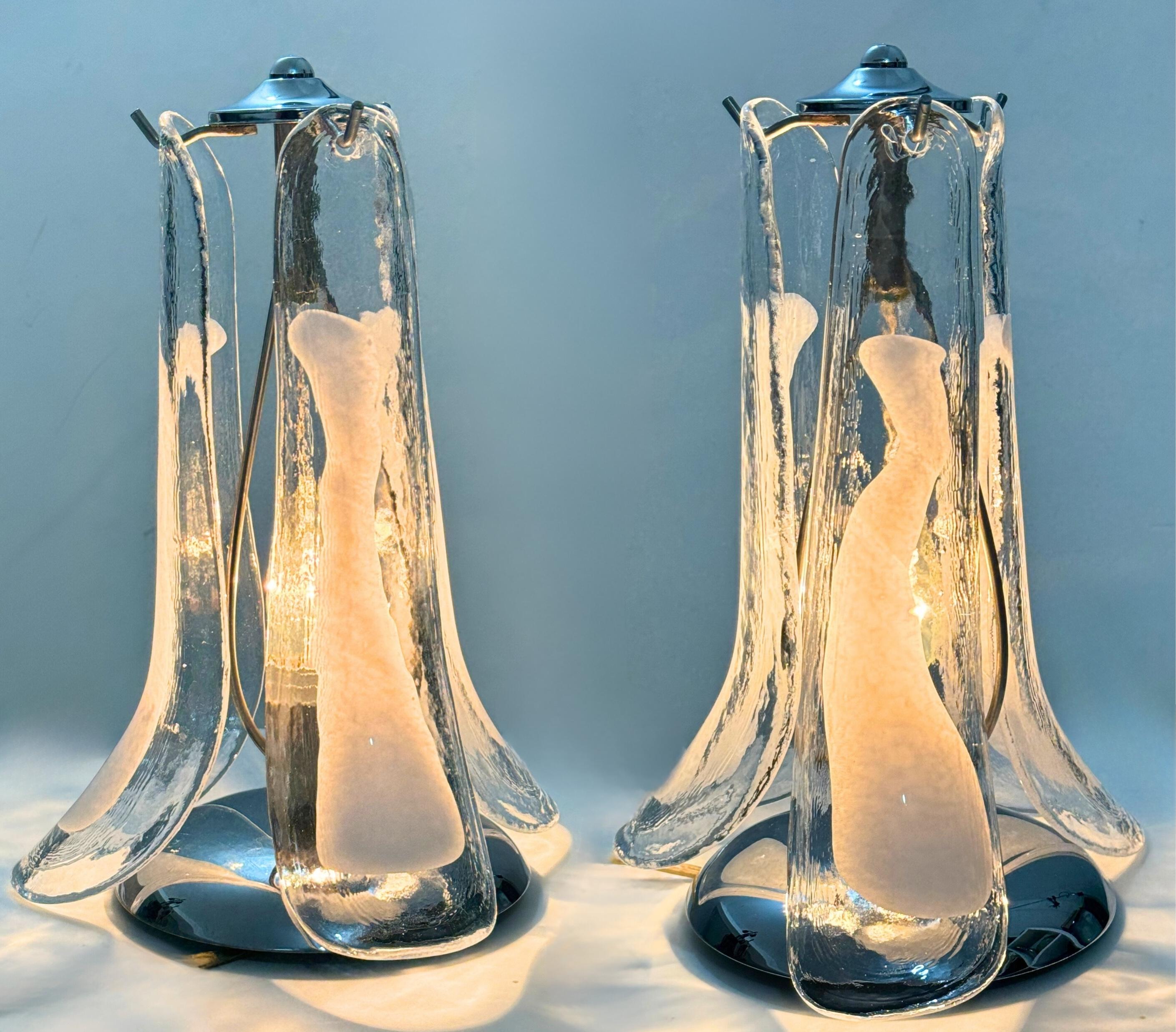 20ième siècle Paire de lampes de bureau à pétales en verre de Murano, ensemble de 2 lampes à fleurs en verre vénitien en vente