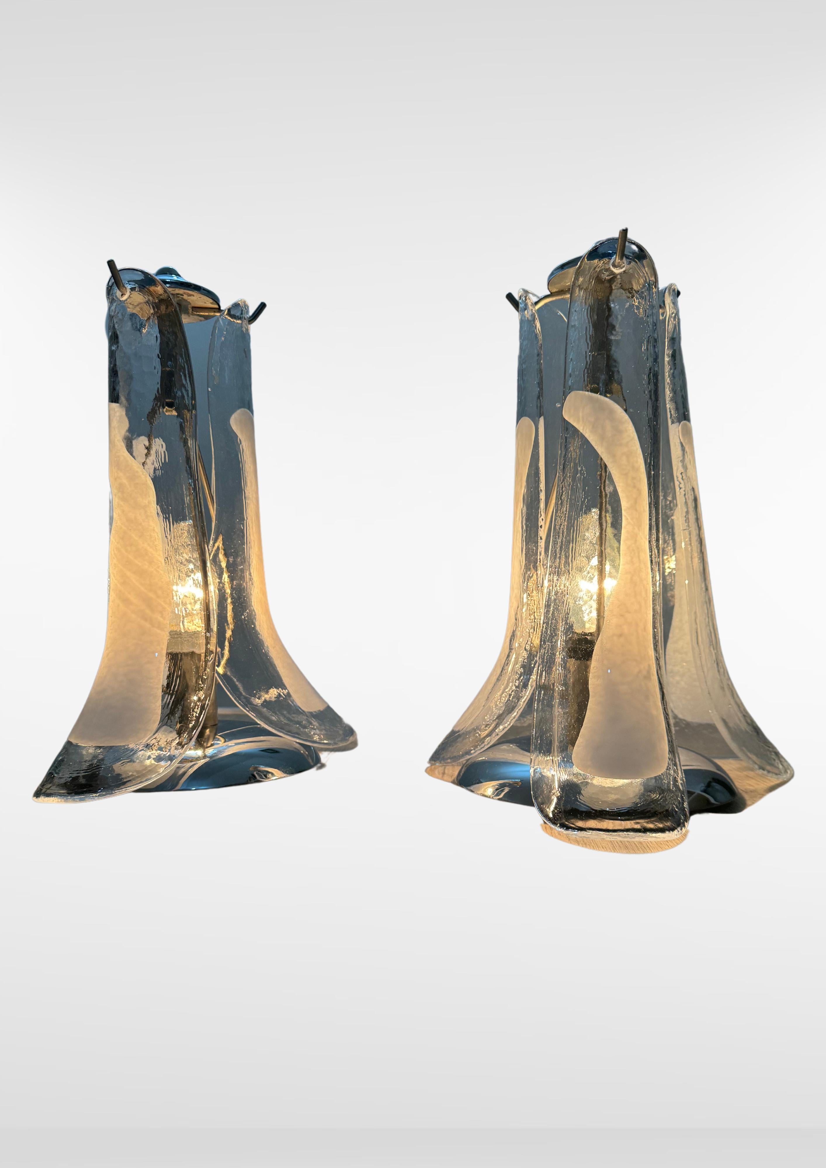 Paire de lampes de bureau à pétales en verre de Murano, ensemble de 2 lampes à fleurs en verre vénitien en vente 1