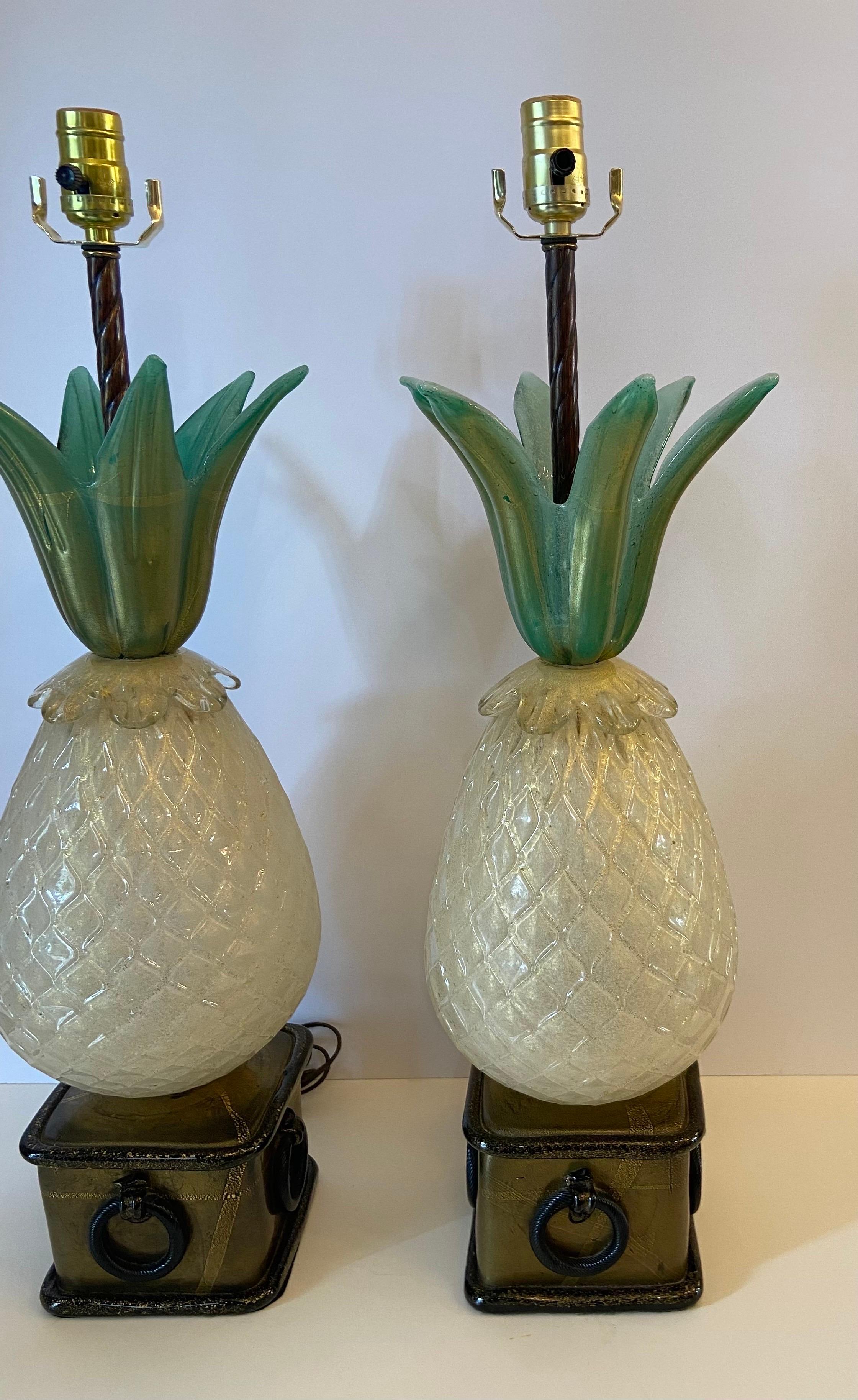Paar exquisite Murano Ananas Form Lampen ca. 1950... Paar Lampen vor kurzem von der ursprünglichen Familie erworben... Sie wurden neu verdrahtet gereinigt und wieder zusammen professionell ... alles ist dicht... Das Glas ist frei von Chips, Kerben