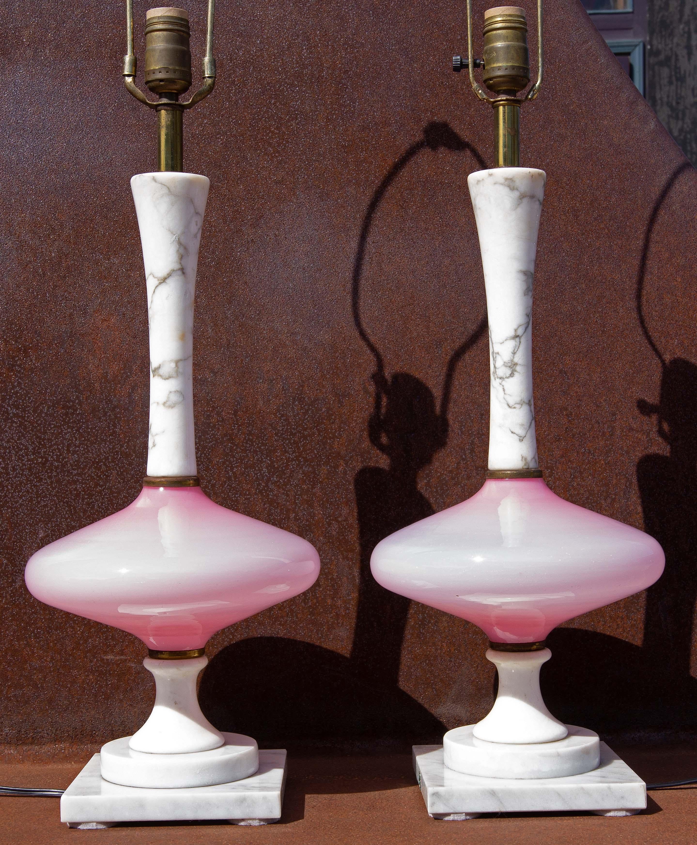 Paire de lampes en verre de Murano et marbre rose. Forme très élégante, datant des années 1960. La hauteur au sommet du marbre est de 18,5
