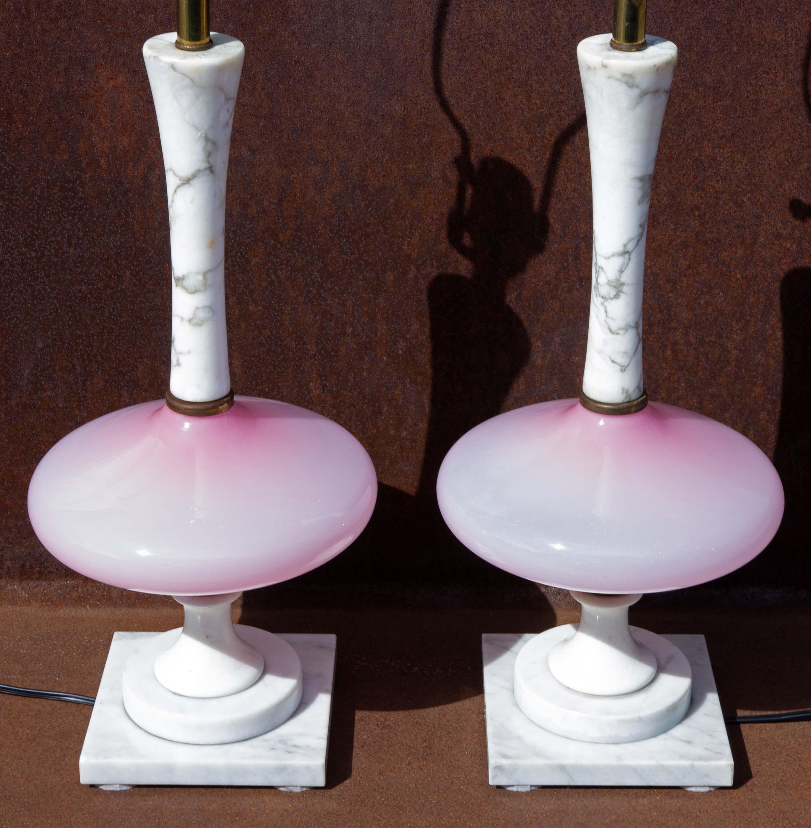 italien Paire de lampes vintage en verre de Murano rose et blanc, style mi-siècle moderne en vente