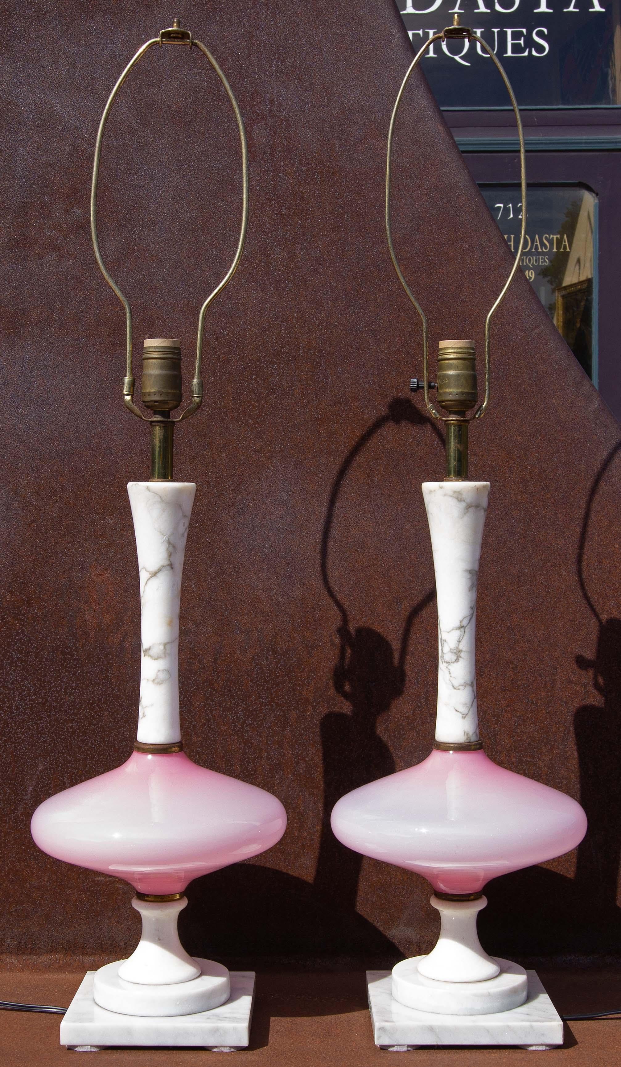 Paire de lampes vintage en verre de Murano rose et blanc, style mi-siècle moderne Bon état - En vente à Rochester, NY