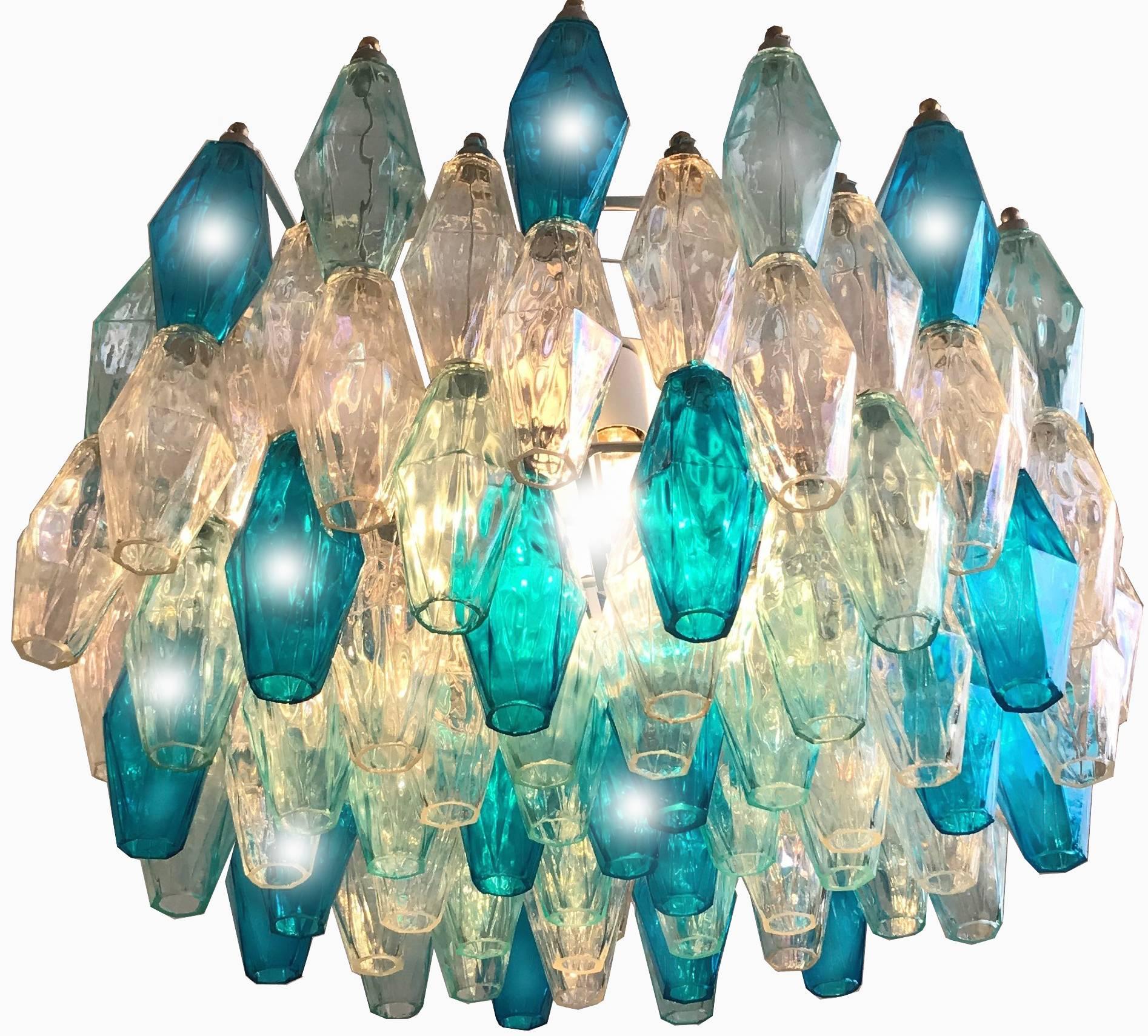 Ogni lampadario è composto da 96 Poliedri colorati di Murano. Ghiaccio, celeste e blu. Altezza luci, senza catena 40 cm. Edizione limitata di un grande maestro del vetro veneziano.