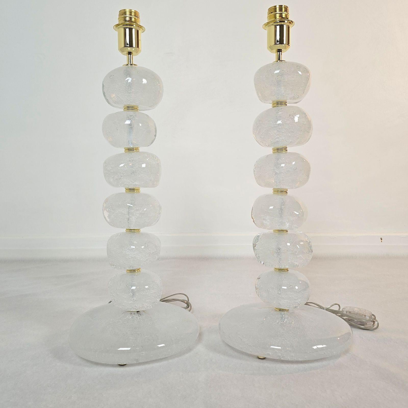 Pareja de lámparas de sobremesa de cristal de Murano de mediados de siglo, Italia, años 90.
El par de lámparas de mesa está hecho de gruesas y sólidas rocas de cristal de Murano, lo que hace que las lámparas sean pesadas.
La técnica utilizada es el