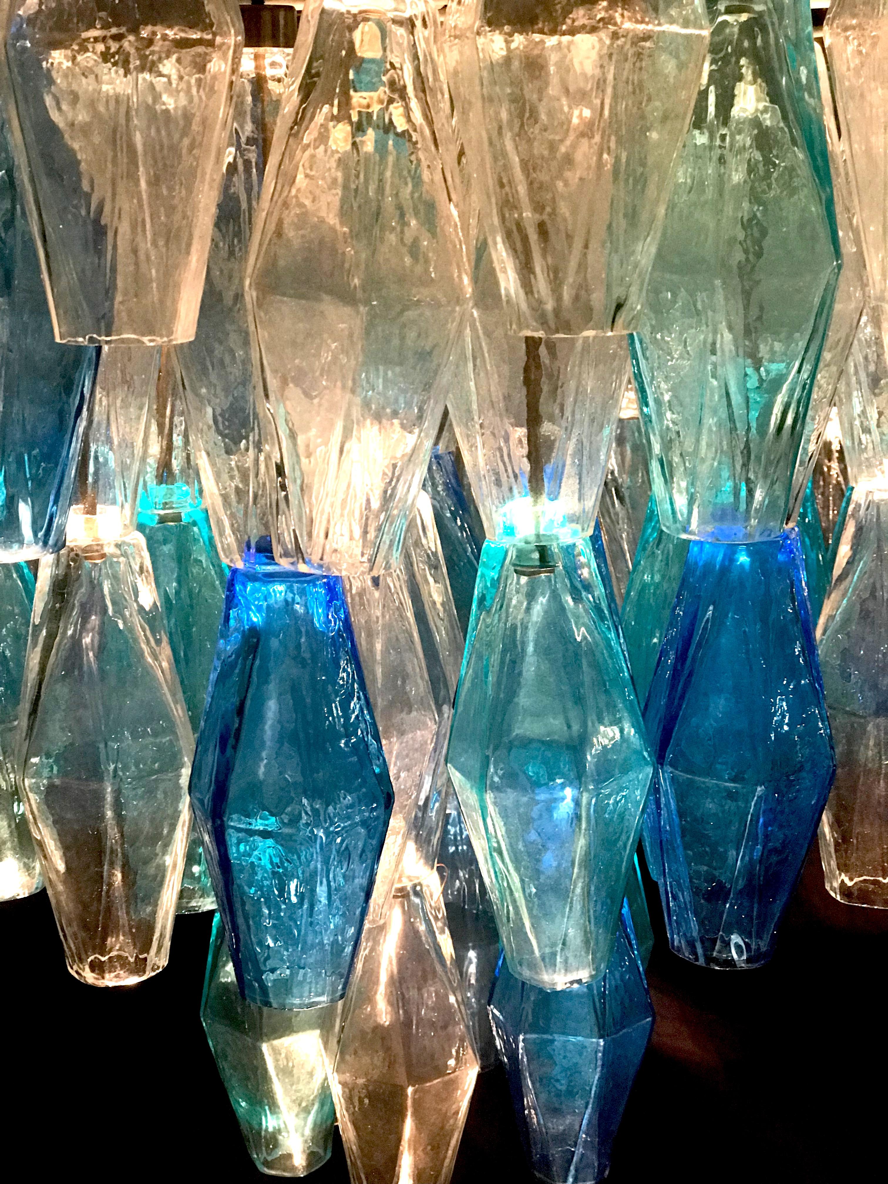 Ein Paar saphirfarbene Murano-Glas-Poliedri-Kronleuchter im Stil C. Scarpa im Angebot 2