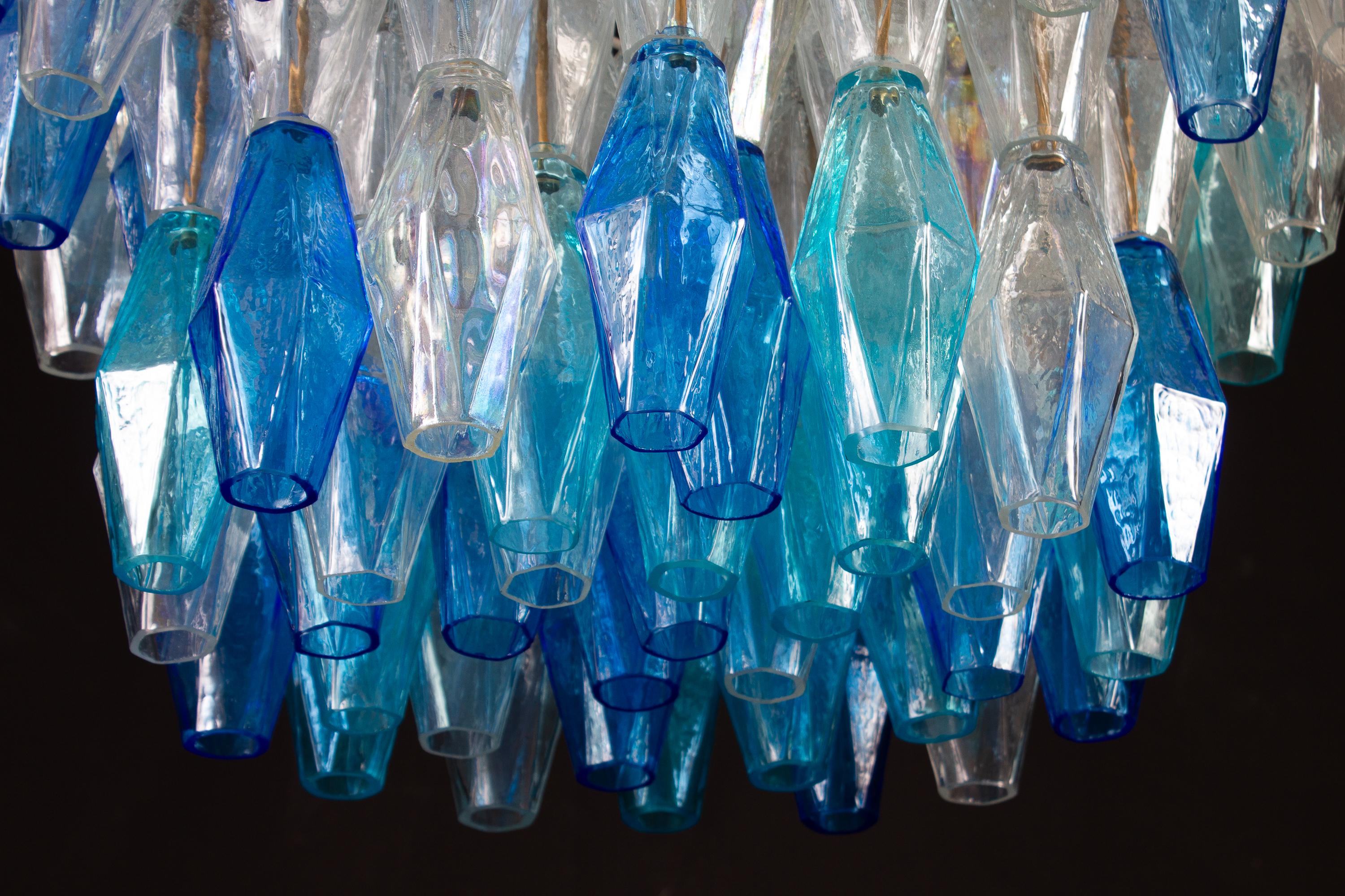 Ein Paar saphirfarbene Murano-Glas-Poliedri-Kronleuchter im Stil C. Scarpa im Angebot 6