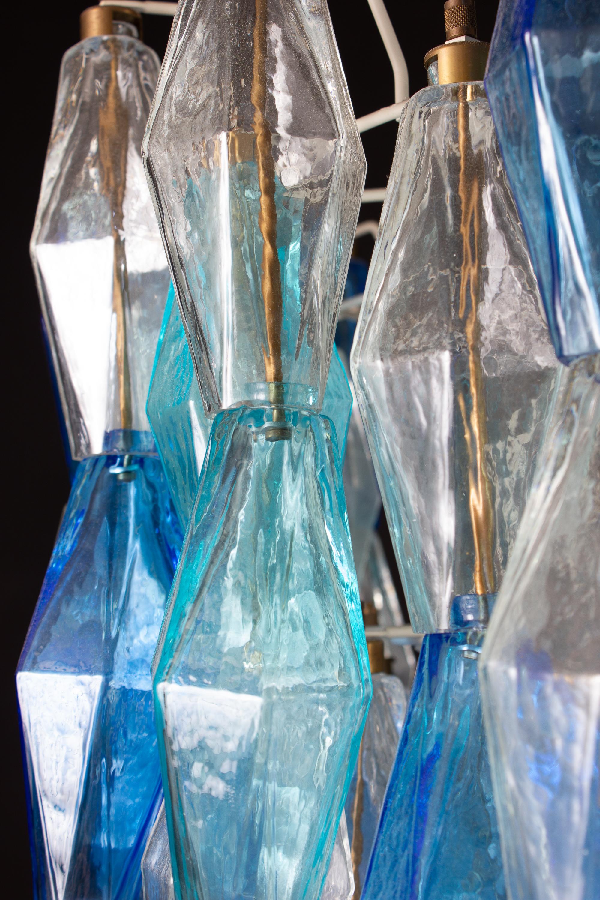 Ein Paar saphirfarbene Murano-Glas-Poliedri-Kronleuchter im Stil C. Scarpa im Angebot 9