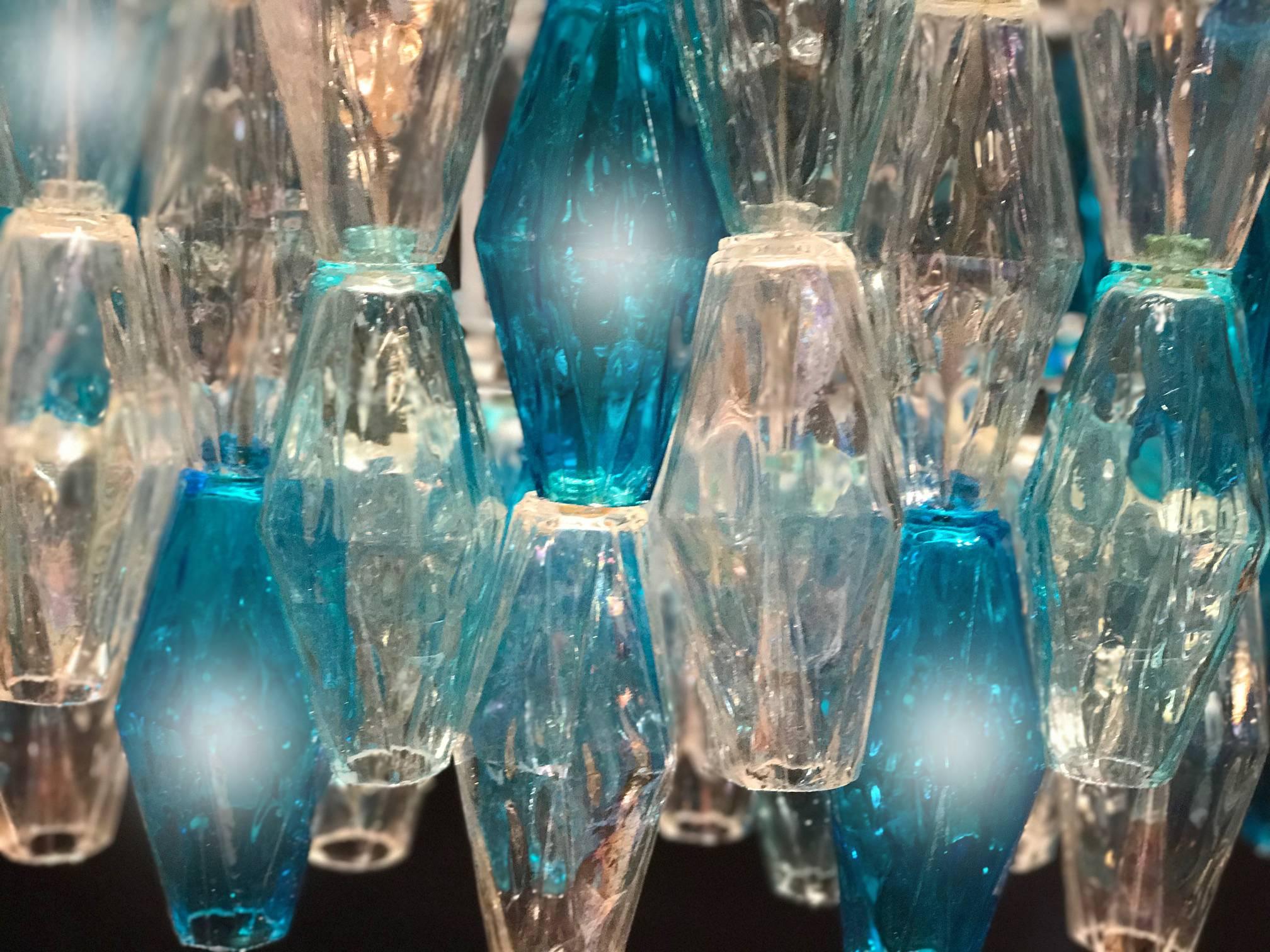 Ein Paar saphirfarbene Murano-Glas-Poliedri-Kronleuchter im Stil C. Scarpa (Gemalt) im Angebot