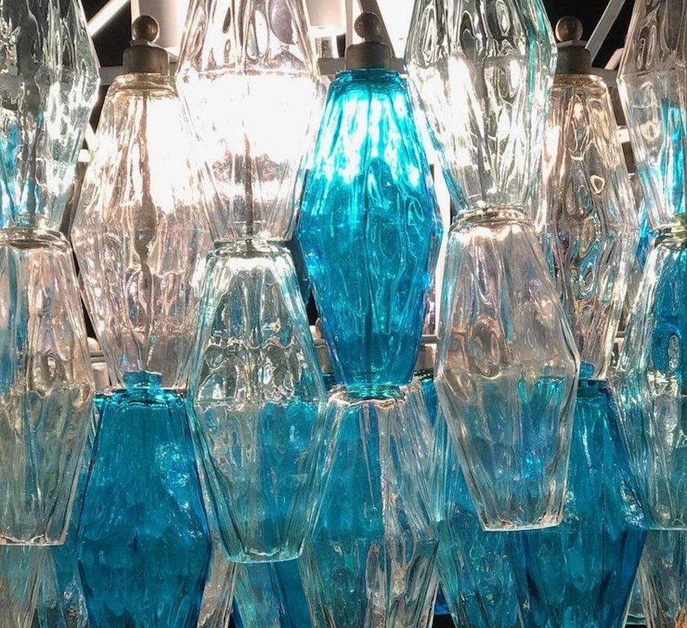 Ein Paar saphirfarbene Murano-Glas-Poliedri-Kronleuchter im Stil C. Scarpa (Ende des 20. Jahrhunderts) im Angebot