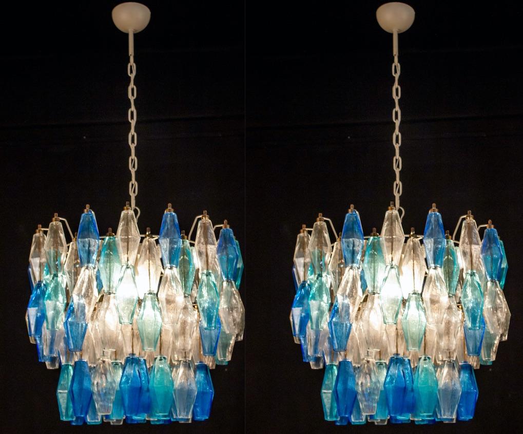 Ein Paar saphirfarbene Murano-Glas-Poliedri-Kronleuchter im Stil C. Scarpa im Angebot 1