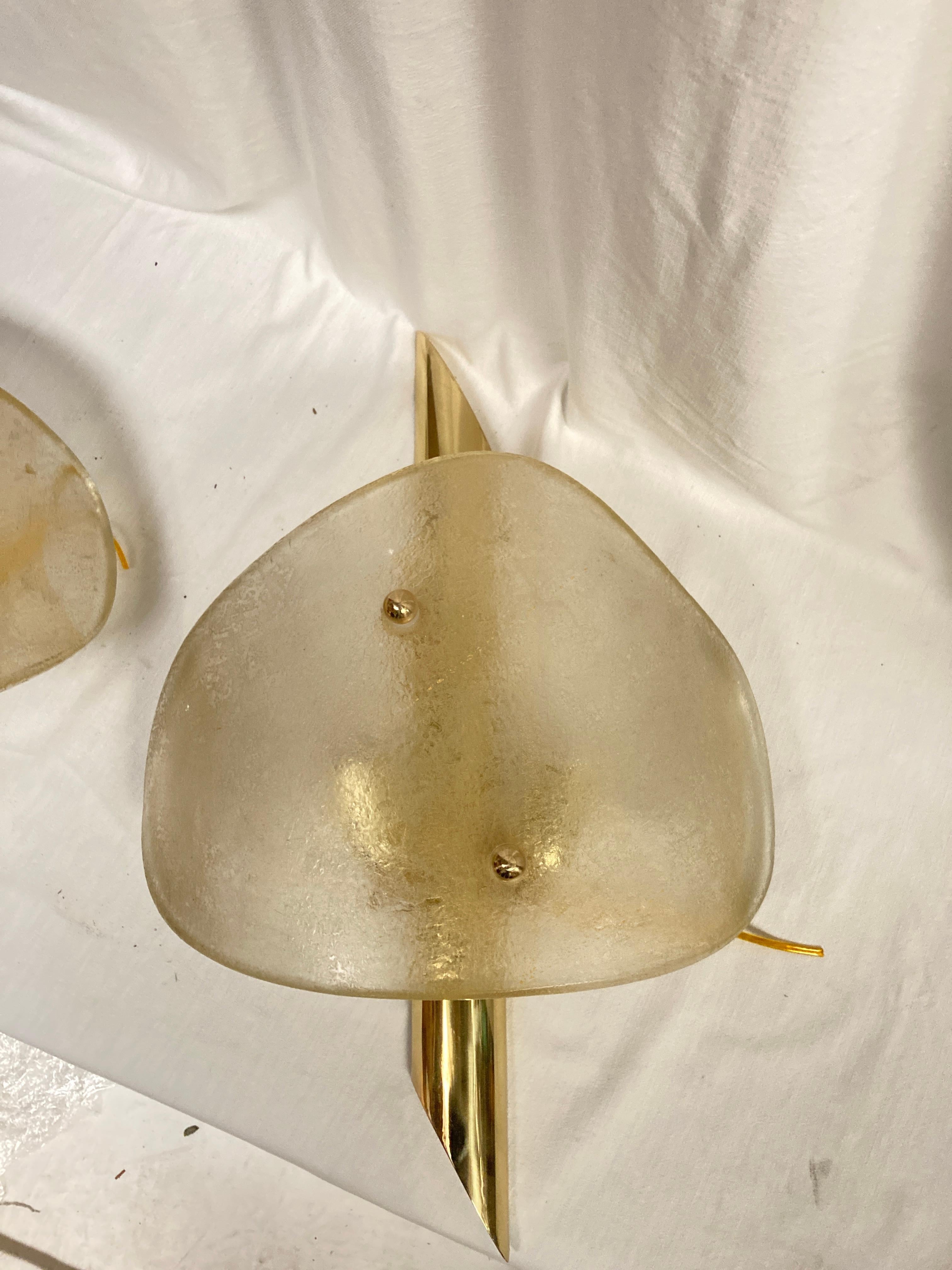Rare paire d'appliques en verre de Murano 
Abat-jour en verre Murano doré à l'acide
Fixation en laiton poli
Excellent état