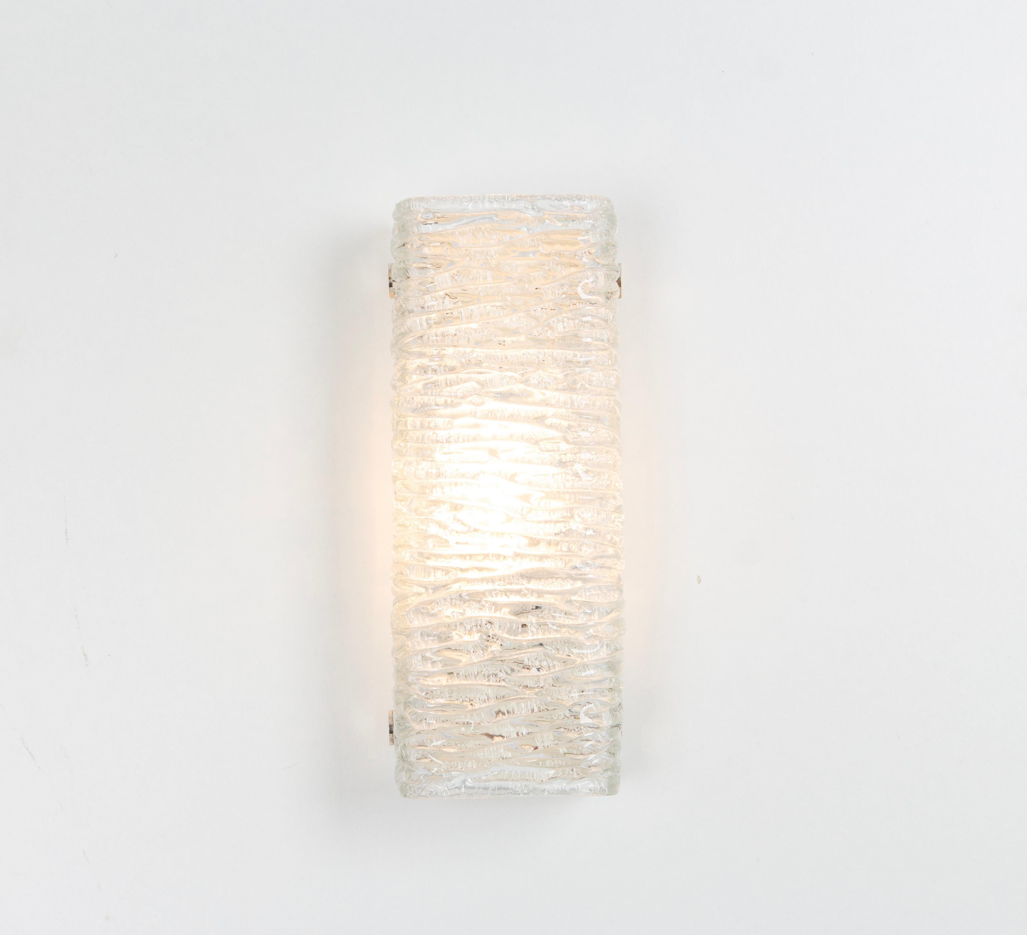 Splendida coppia di appliques in vetro di Murano con supporti in metallo di Kaiser, Germania, circa anni '70.

Di alta qualità e in ottime condizioni. Pulito, ben cablato e pronto all'uso. 

Ogni apparecchio richiede 1 lampadina E14 piccola da 60W