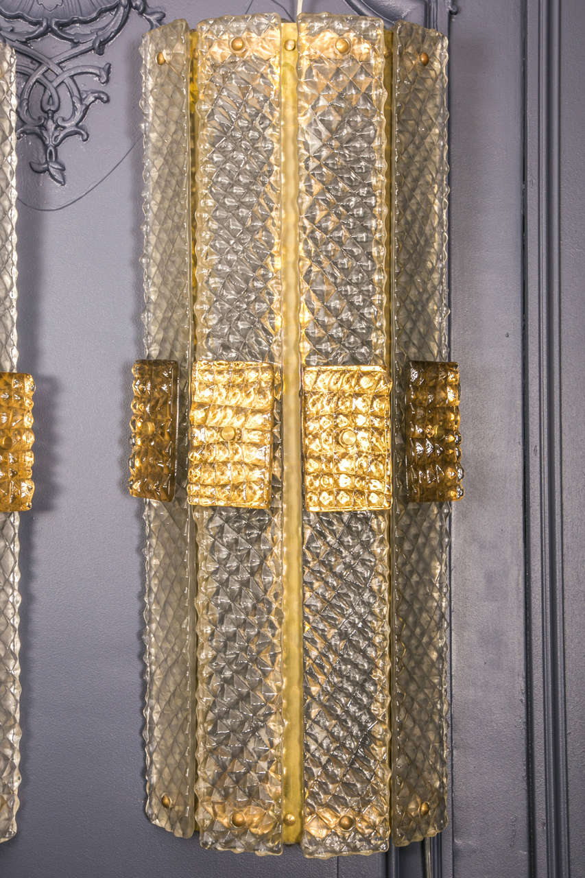 Paire d'appliques en verre de Murano. Carrés dorés à la feuille d'or.
Création Studio Glustin.