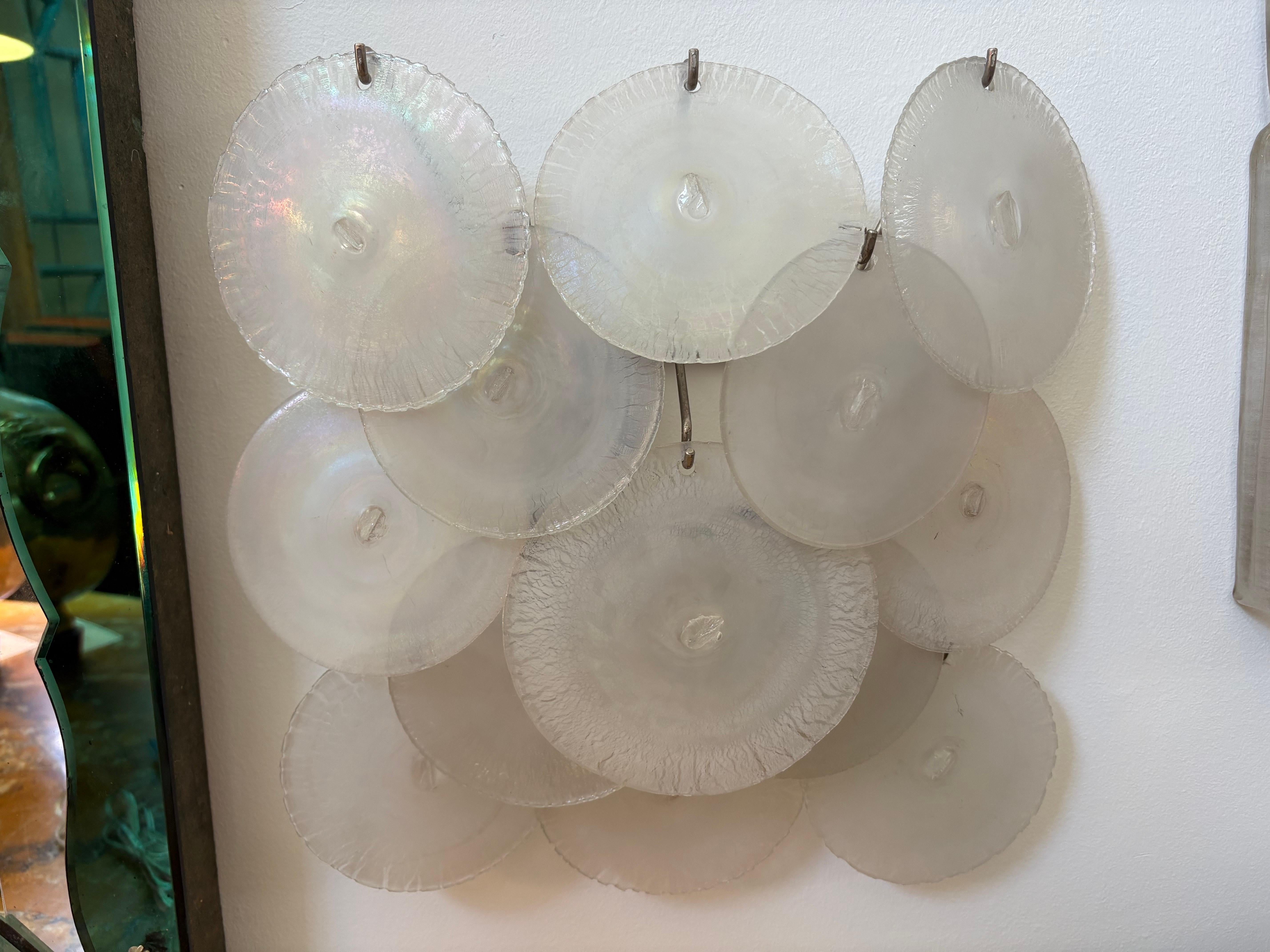 Coppia di lampade di Murano opalescenti di Vistosi.
In offerta c'è una fantastica coppia di appliques in vetro di Murano a disco circolare opalescente, realizzate dal famoso designer del vetro Gino Vistosi per Vistosi Murano negli anni Sessanta. 