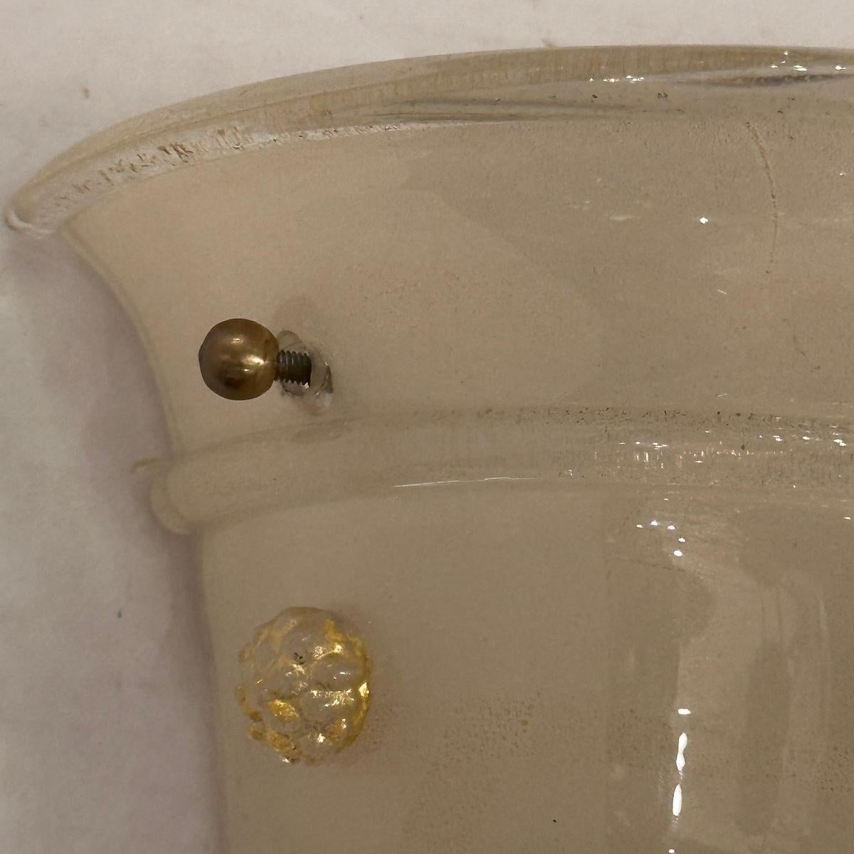 Coppia di appliques in vetro soffiato italiano degli anni '60 circa con luce interna.

Misure:
Altezza: 7