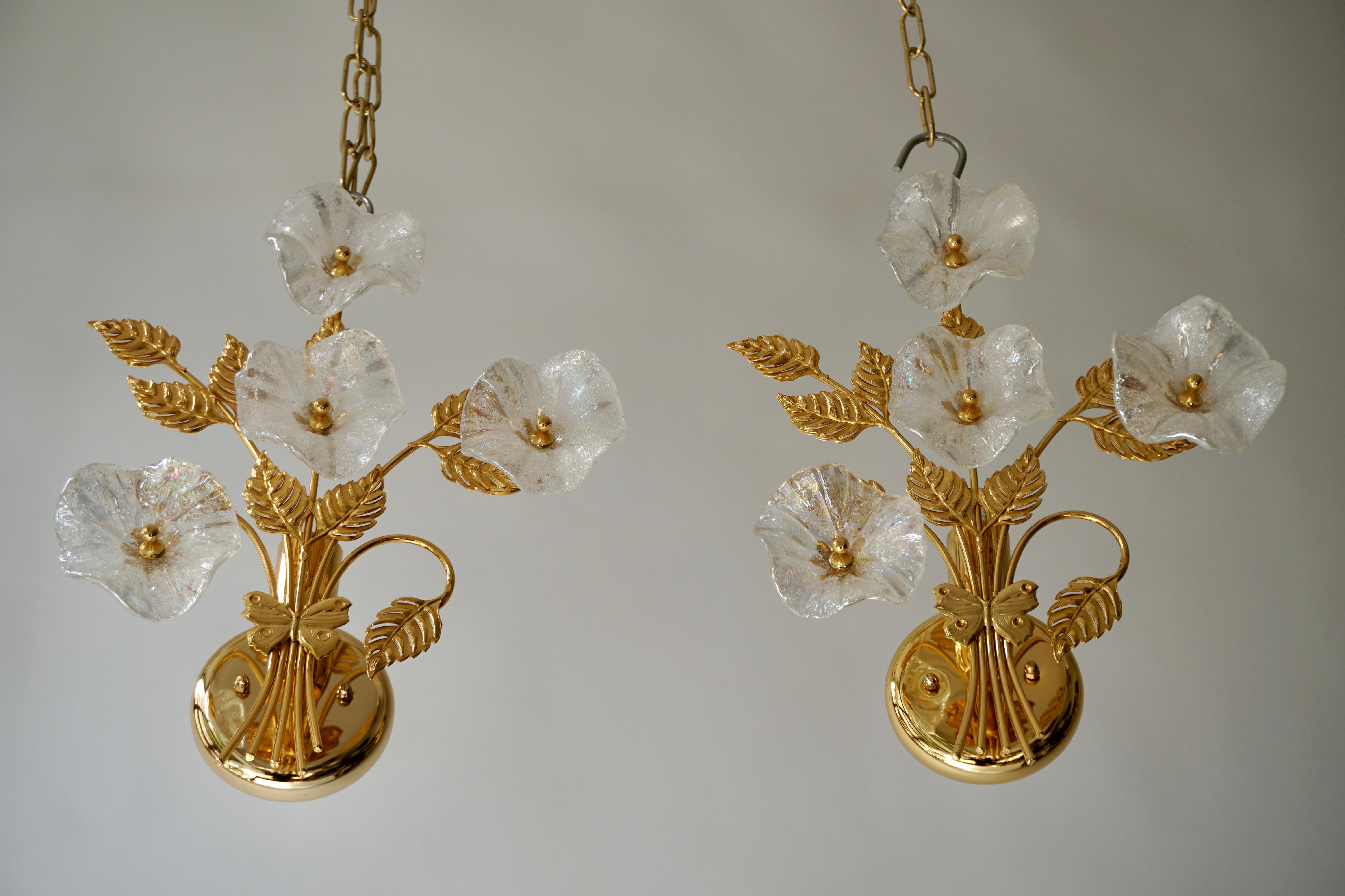 Pair of brass and Murano glass sconces, decoration flower shape. One bulbs per sconce.
Measures: Height 36 cm.
Width 30 cm.
Depth 13 cm.