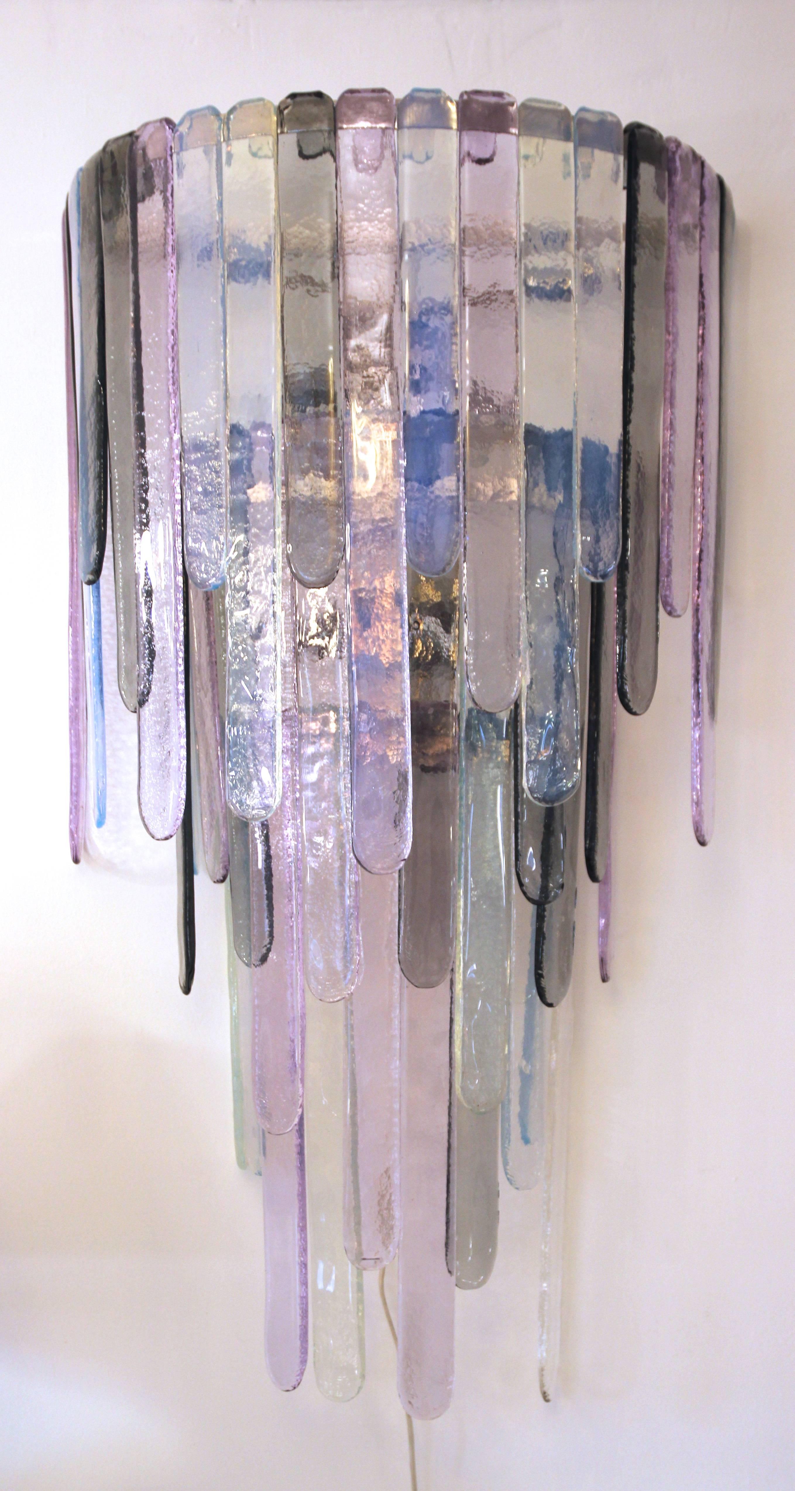 Pair of Murano glass sconces in the style of Leucos,
Chromed steel and glass,
Decorated with pendants in iridescent tones,
circa 2000, Italy.

Measures: Height: 1 m, width 50 cm, depth: 30 cm.