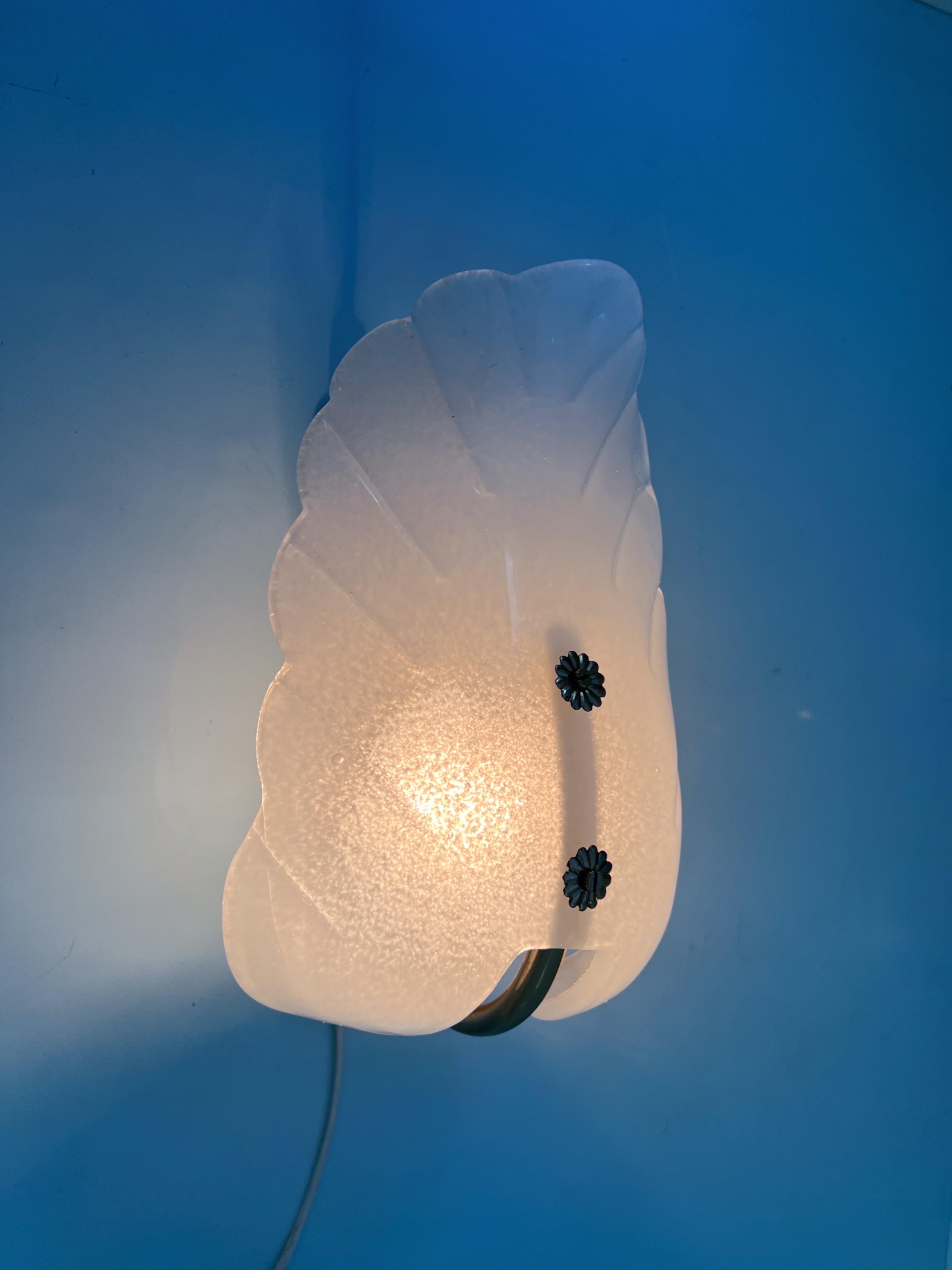 Pair of Murano glass shell shaped wall lights, 1980 For Sale 4