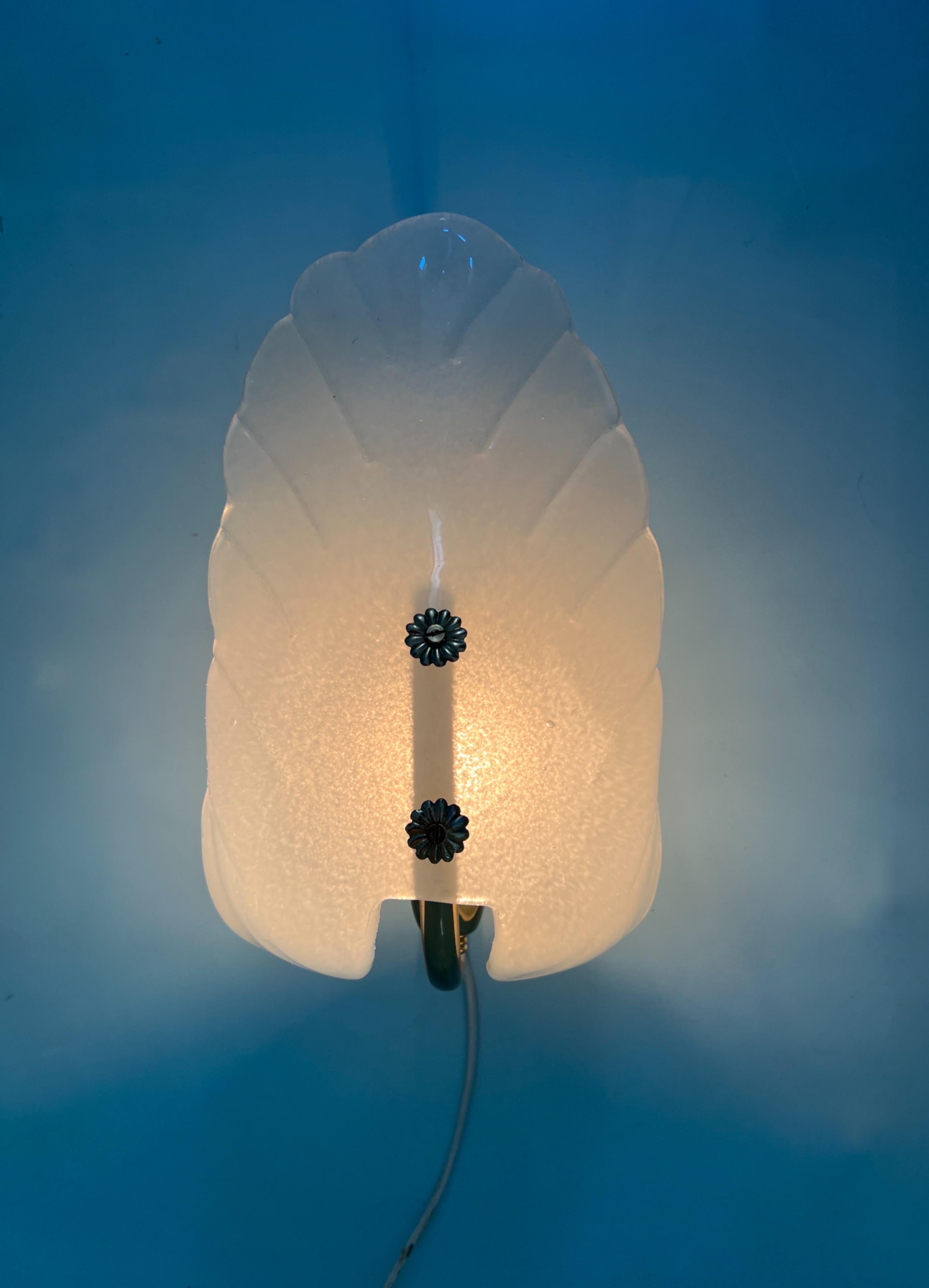 Pair of Murano glass shell shaped wall lights, 1980 In Good Condition For Sale In Palermo, PA