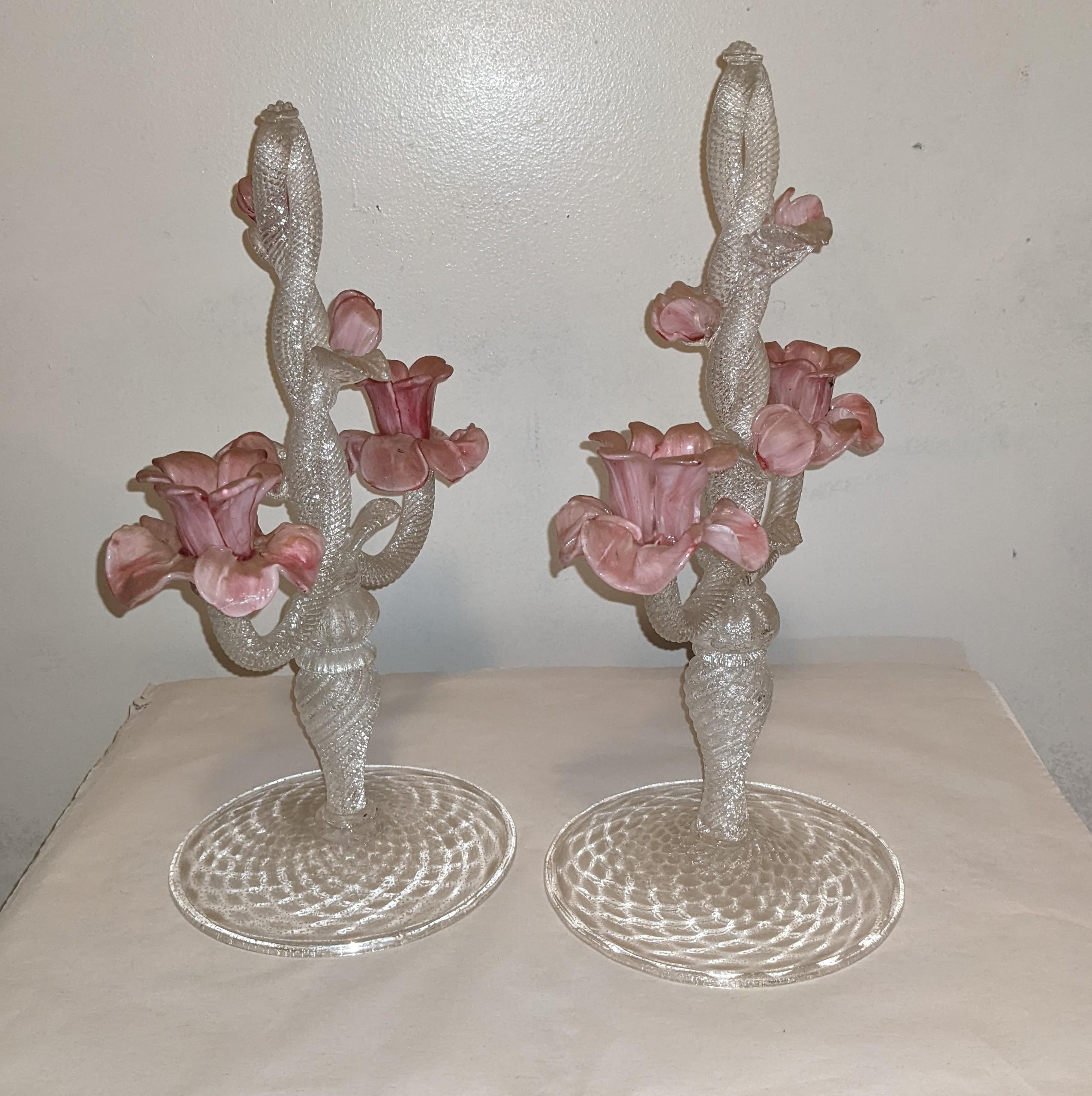 Paar geriffelte Rosenkandelaber aus Muranoglas mit Silberflecken im Angebot 3