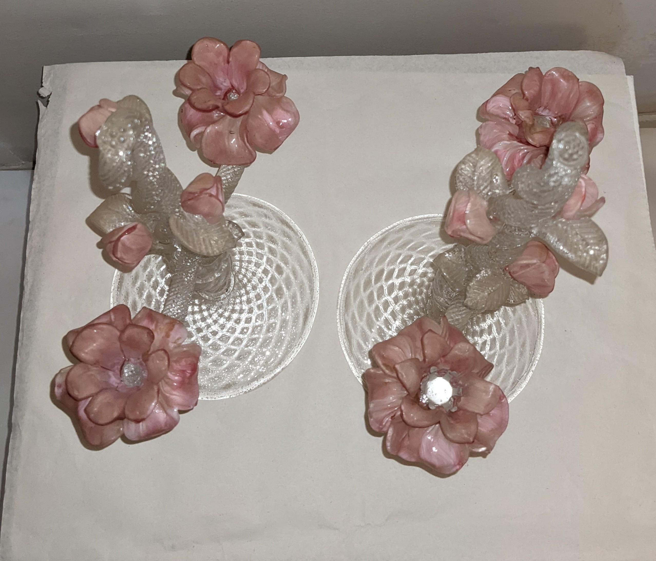Paar geriffelte Rosenkandelaber aus Muranoglas mit Silberflecken im Angebot 4