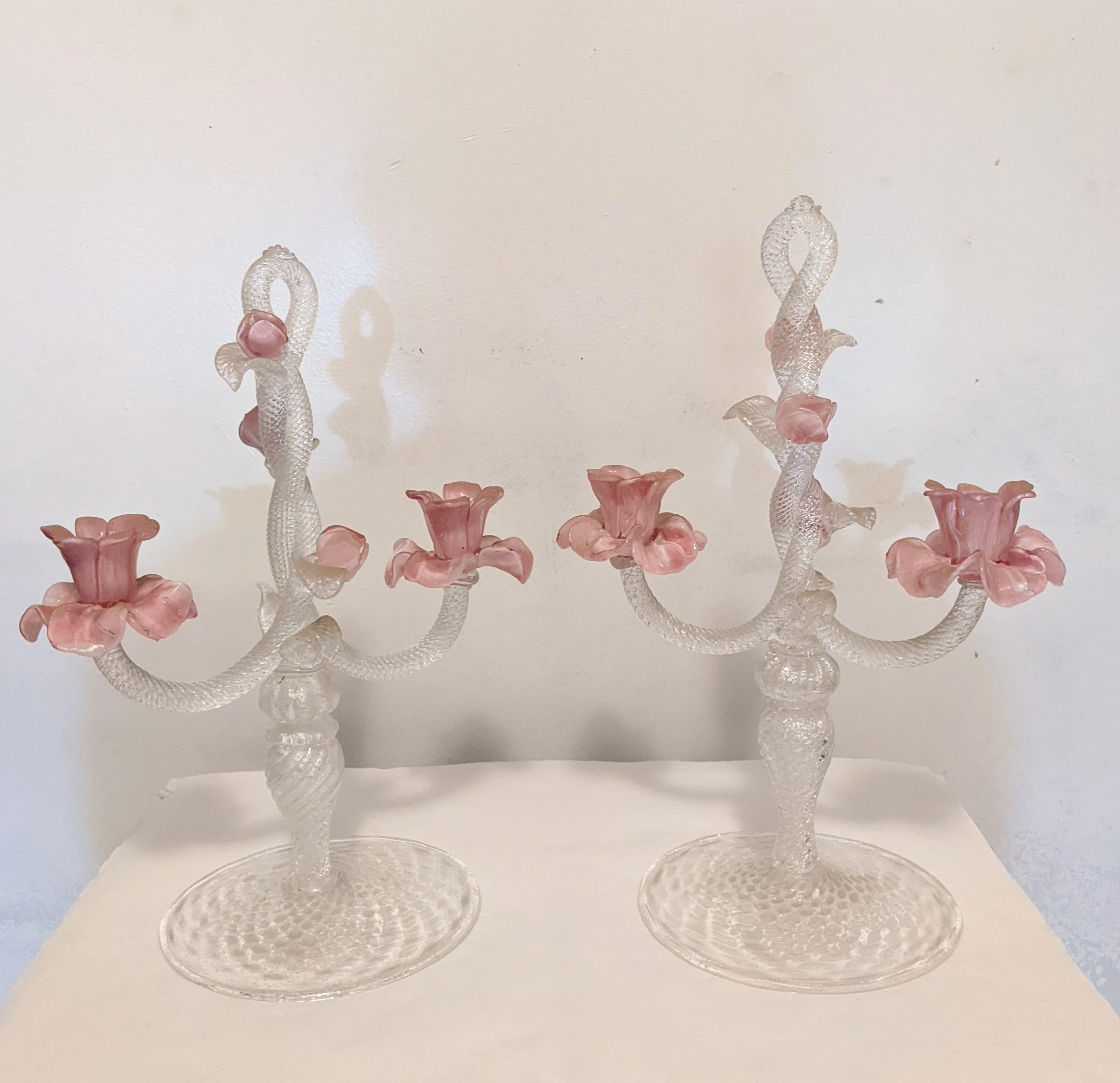 Wunderschönes Paar großer, antiker, mundgeblasener Muranoglas-Kerzenhalter mit wunderschönen Wirbeln aus silbernen Flecken und rosafarbenen Opal-Rosenknospen. Wunderschön gestaltet mit gedrehten Säulen, Blättern und Knospen mit Platz für 2 Kerzen