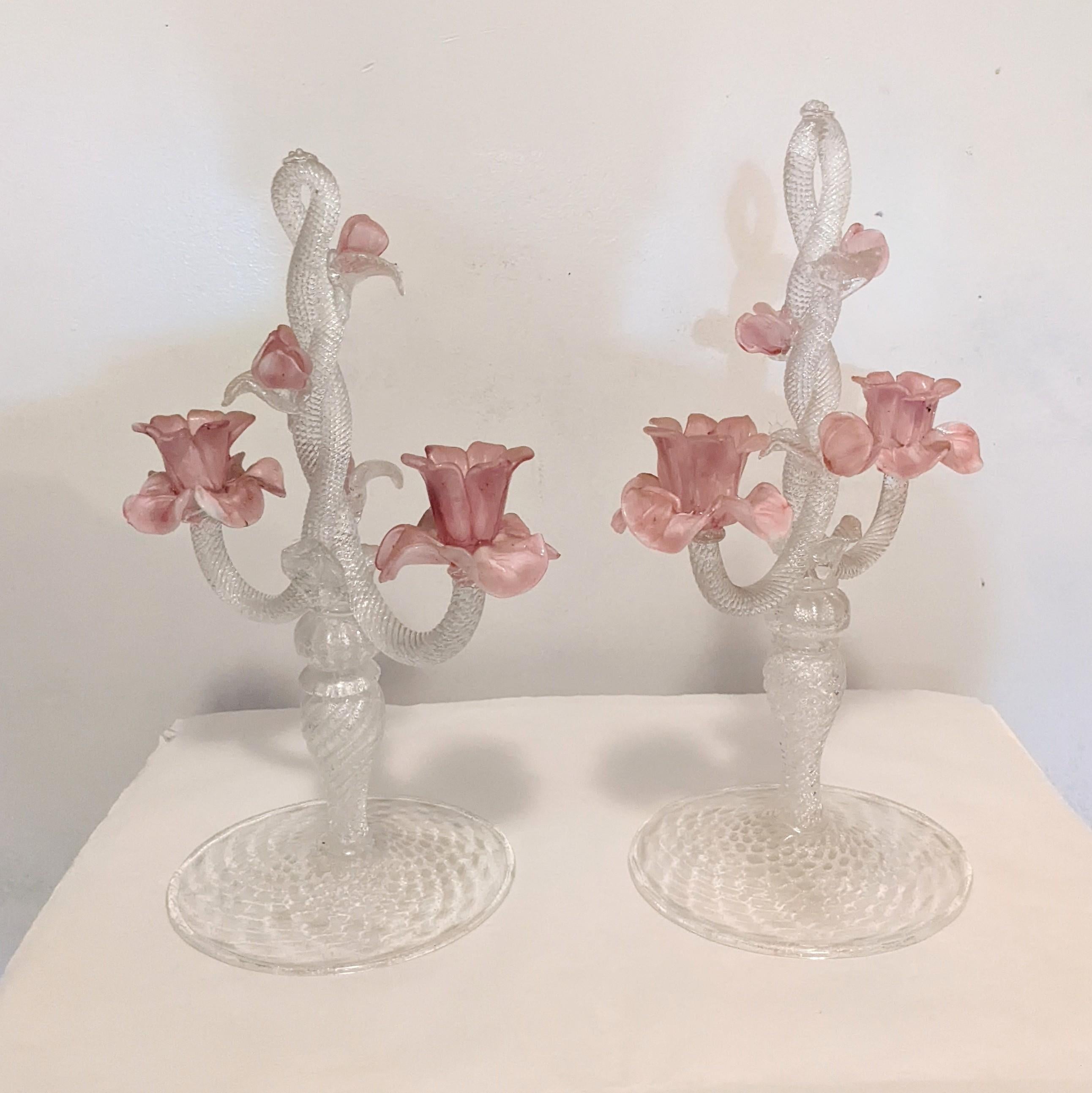 Paar geriffelte Rosenkandelaber aus Muranoglas mit Silberflecken (Mitte des 20. Jahrhunderts) im Angebot