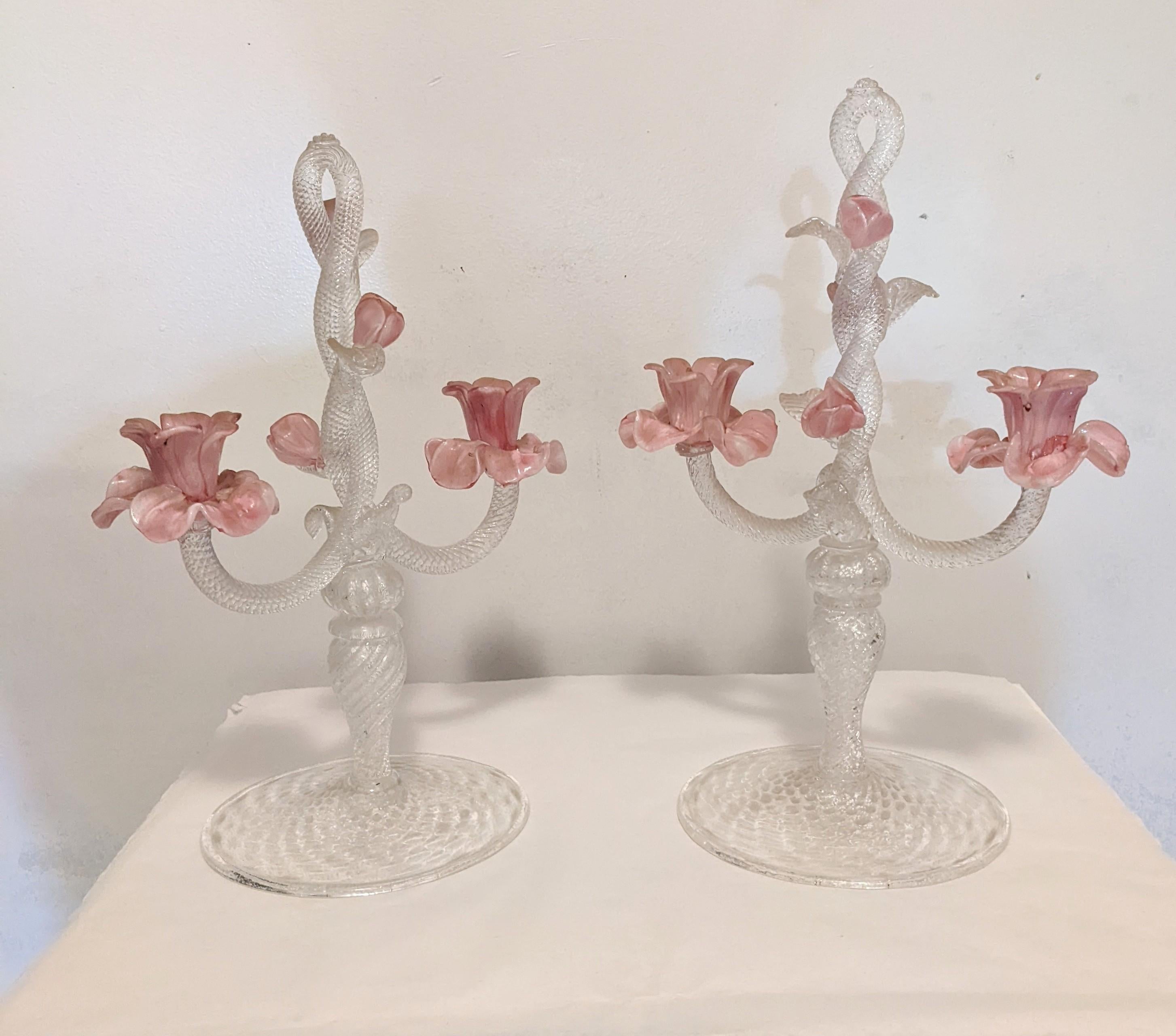 Paar geriffelte Rosenkandelaber aus Muranoglas mit Silberflecken (Geblasenes Glas) im Angebot
