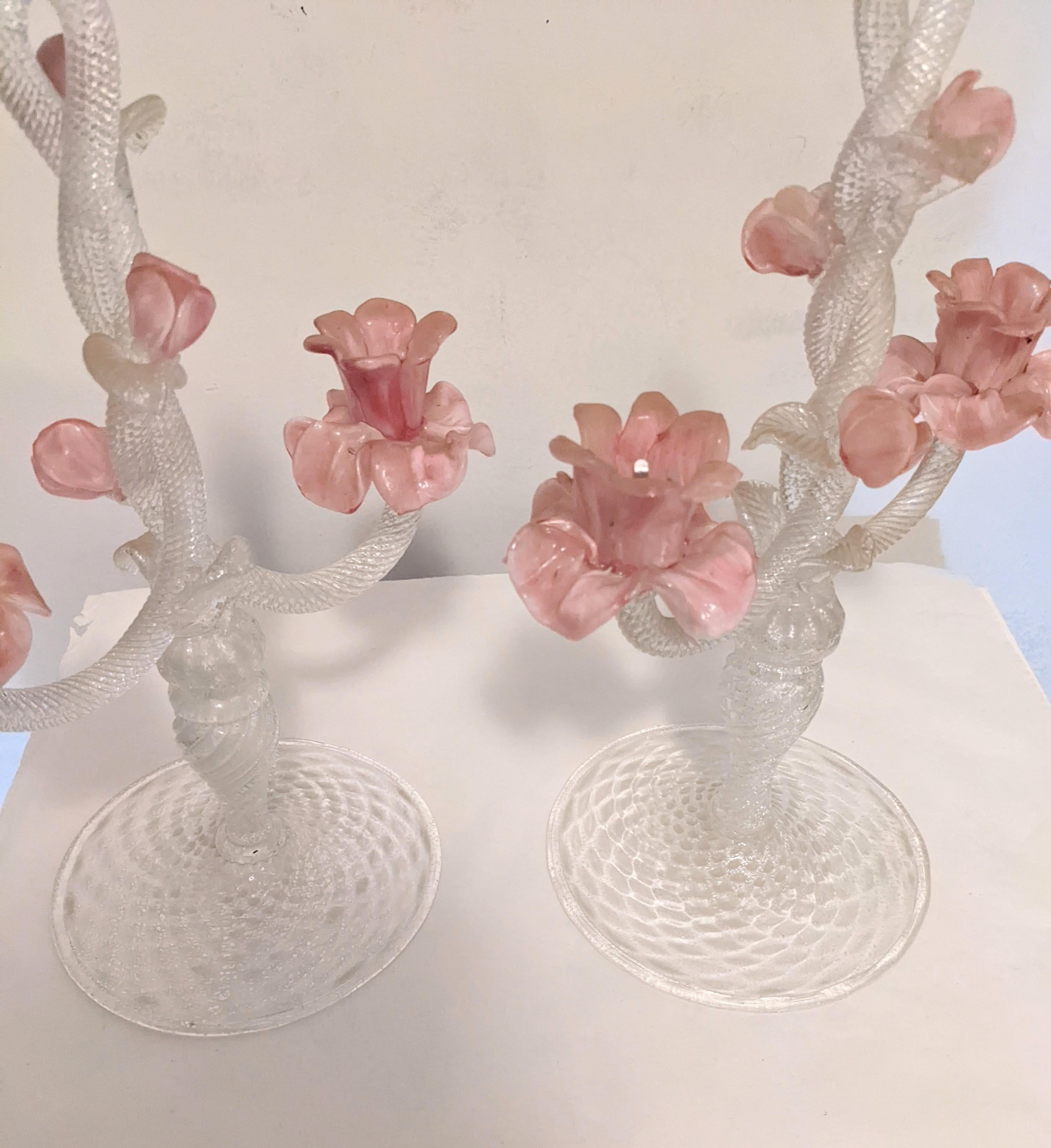 Paar geriffelte Rosenkandelaber aus Muranoglas mit Silberflecken im Angebot 1