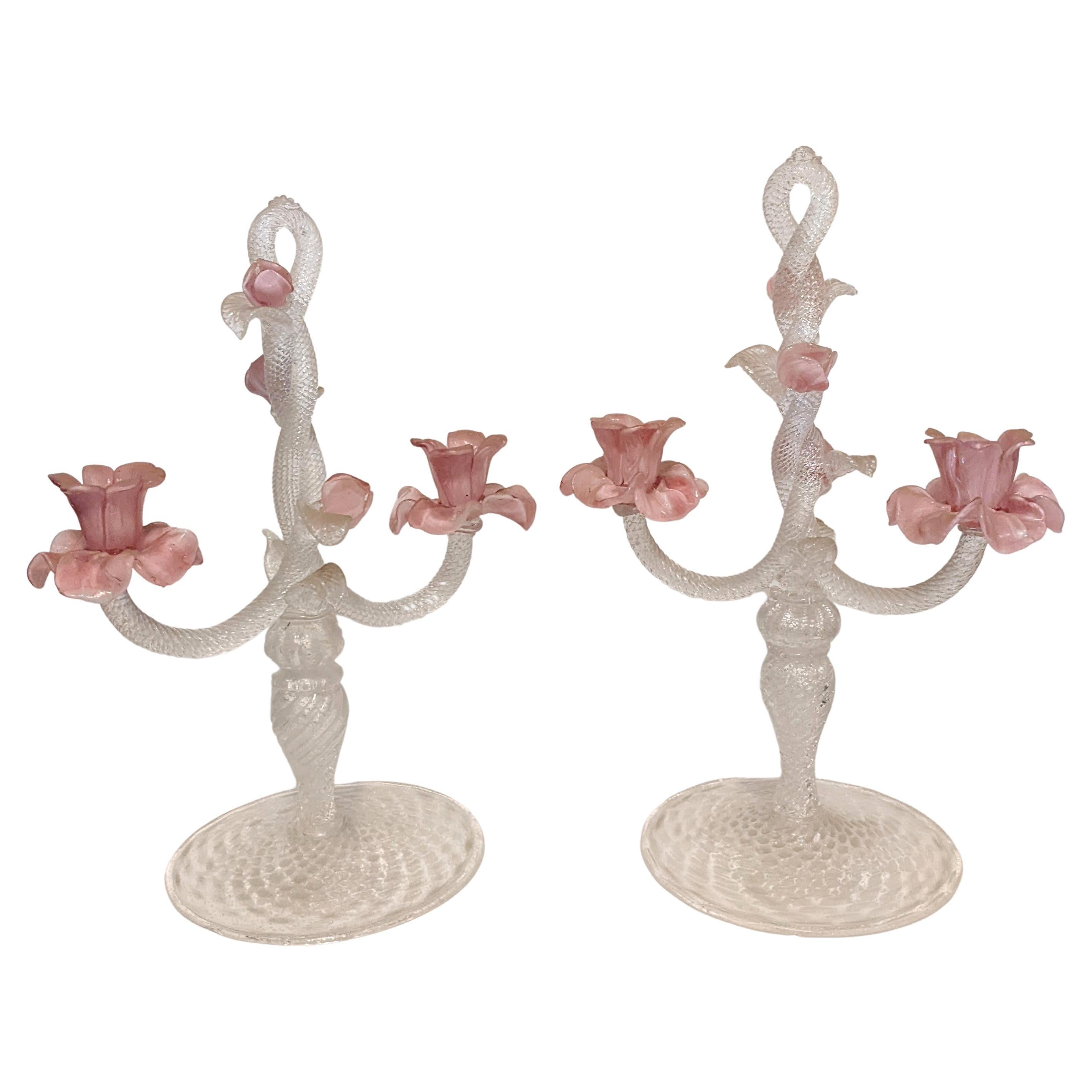 Paar geriffelte Rosenkandelaber aus Muranoglas mit Silberflecken im Angebot