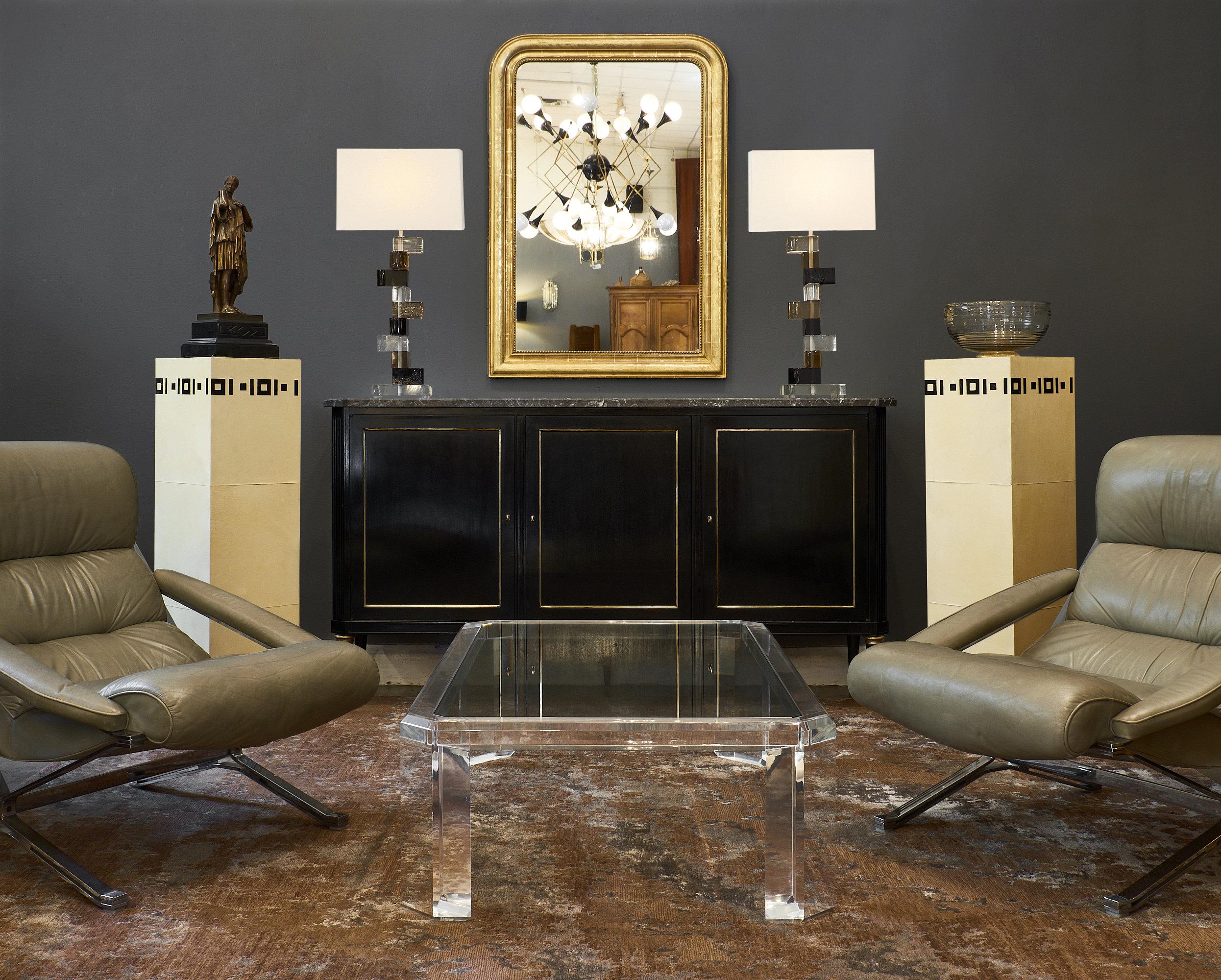 Skulpturales Paar italienischer Muranoglaslampen, bestehend aus klaren, schwarzen und bernsteinfarbenen Blöcken, die abwechselnd auf einem verchromten Stiel gestapelt sind. Wir lieben das einzigartige Design und den Kontrast zwischen abgerundeten