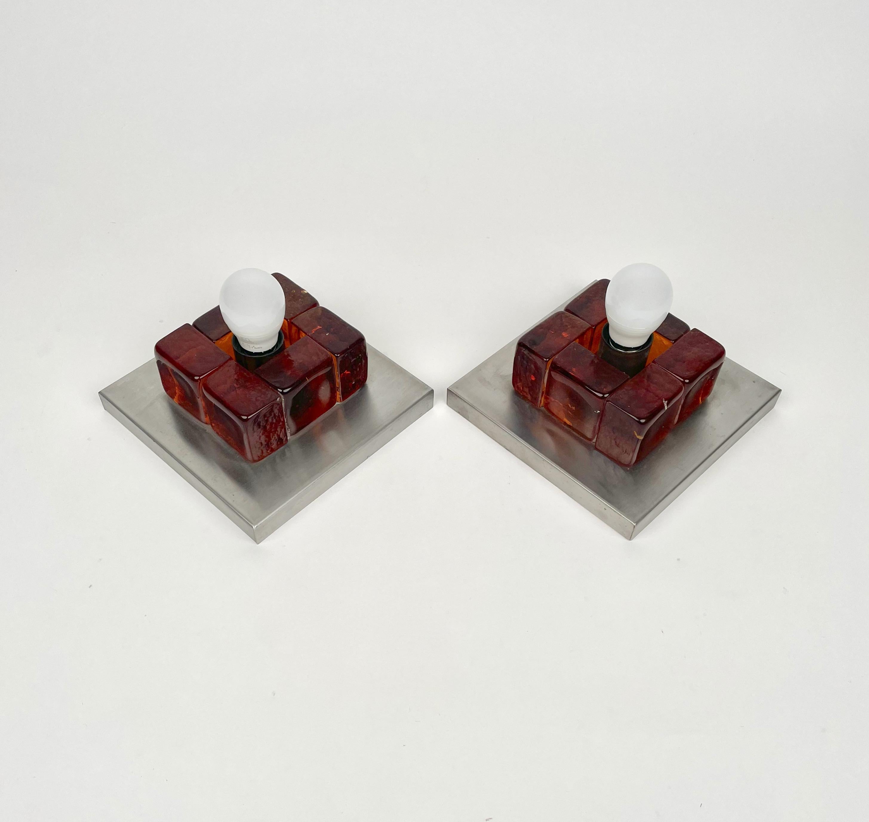 Pair of squared wall light sconces in Murano glass on a steel base by the Italian designer Albano Poli for Poliarte. 

Made in Italy in the 1970s.