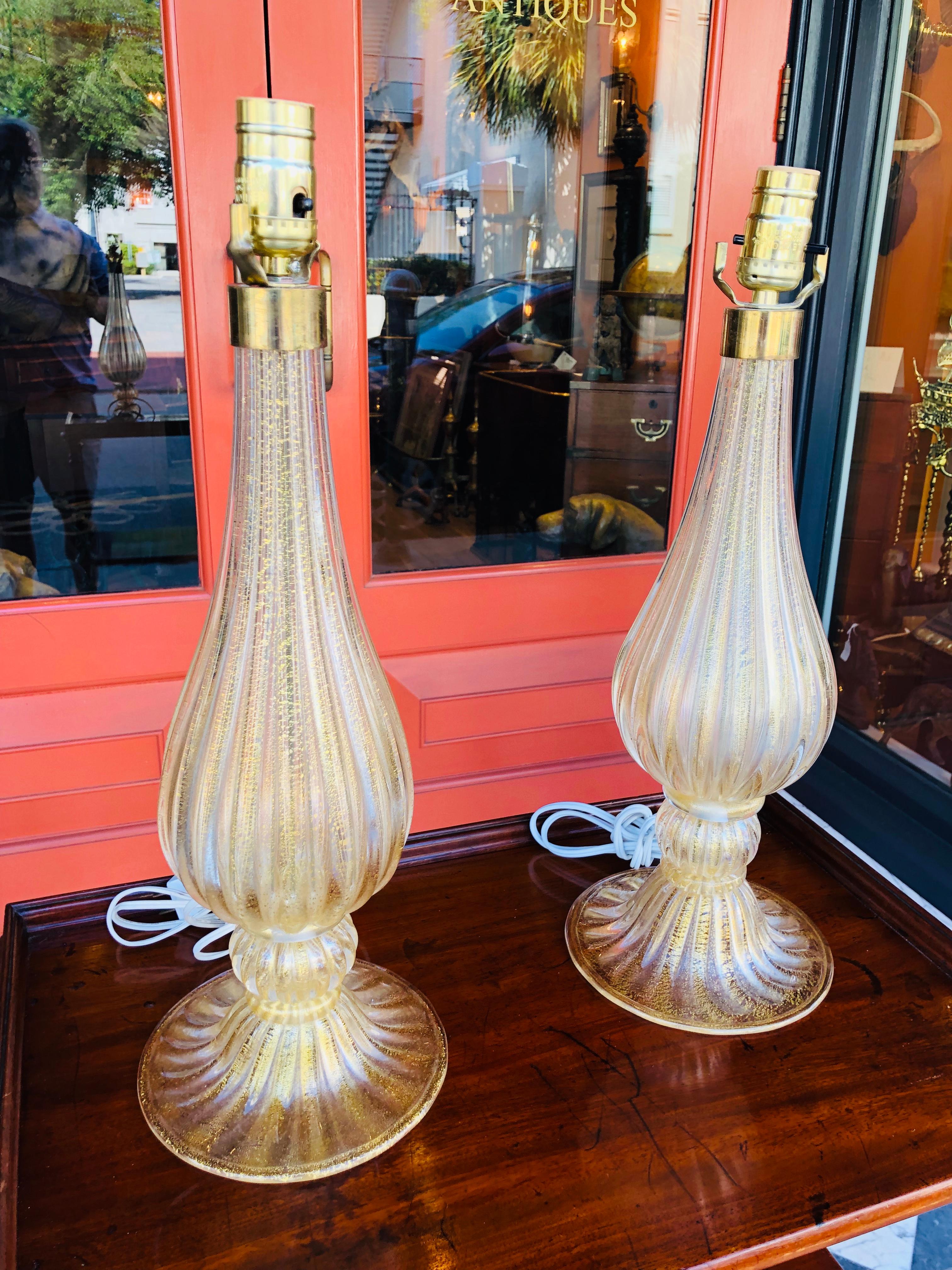 20th Century Pair of Murano Glass Style Table Lamps with Gold Accents For Sale