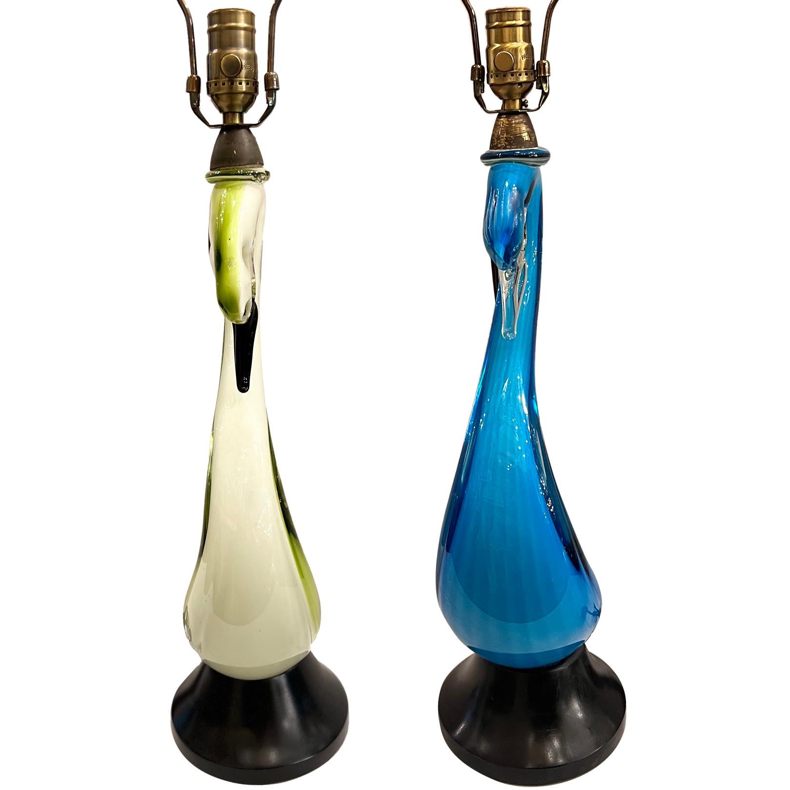 Paire de lampes en forme de cygne de Murano, assorties, datant des années 1960, avec base en bois.

Mesures :
Hauteur du corps : 18.5