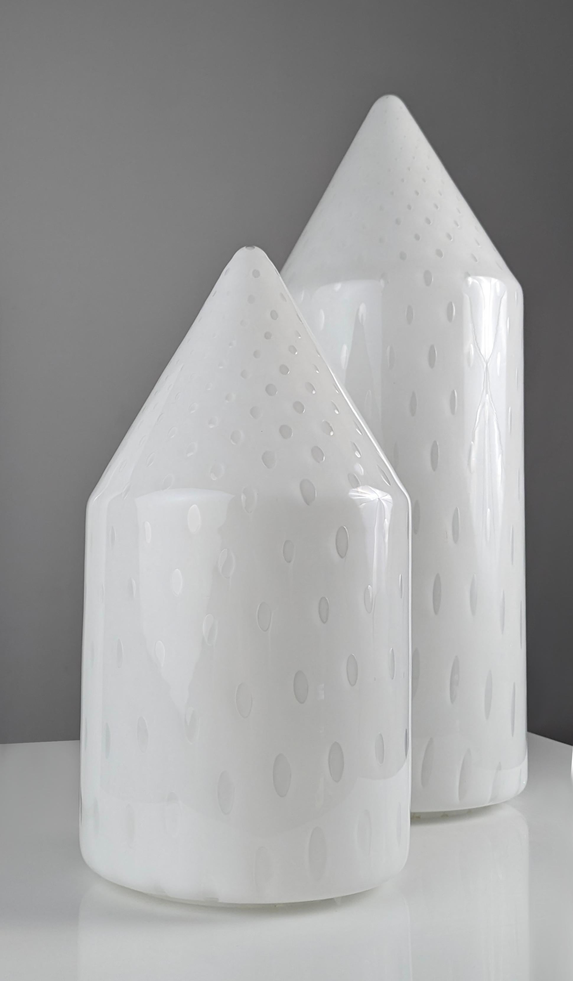 Magnifique paire de lampes de table des années 1980 créées par Vetri Murano, en verre soufflé de Murano avec un joli motif de bulles à l'intérieur, offrant un éclairage élégant et proéminent pour n'importe quelle pièce.

Grandes dimensions : 50 cm x