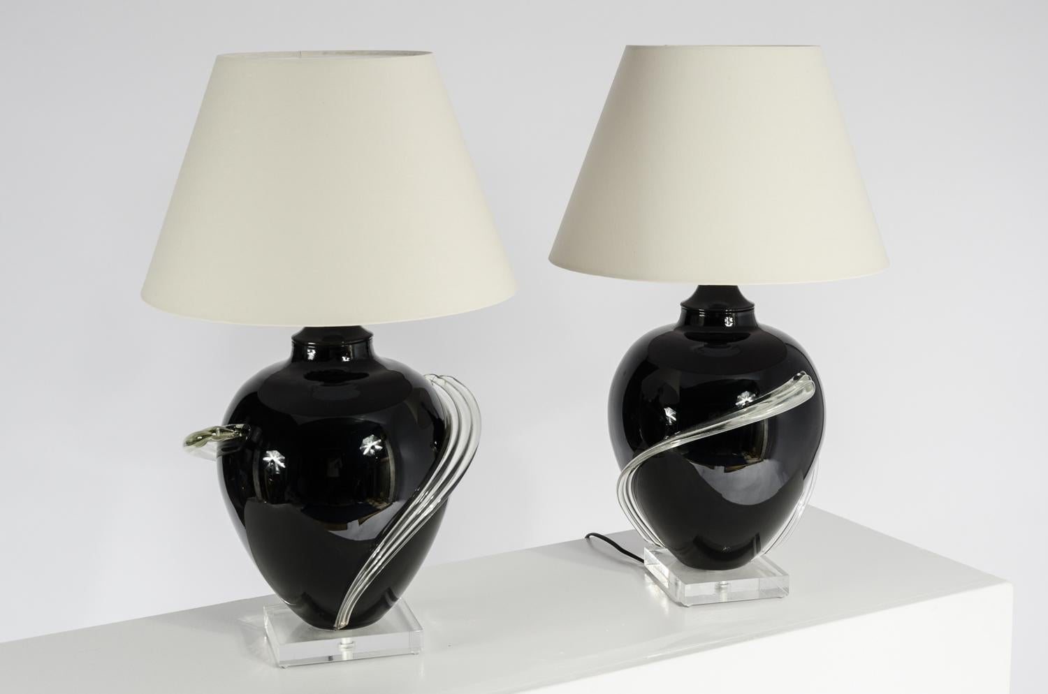 Paire de lampes de table en verre de Murano et lucite, vers les années 1980. Nouvellement recâblée. Les lampes sont vendues sans les abat-jour.